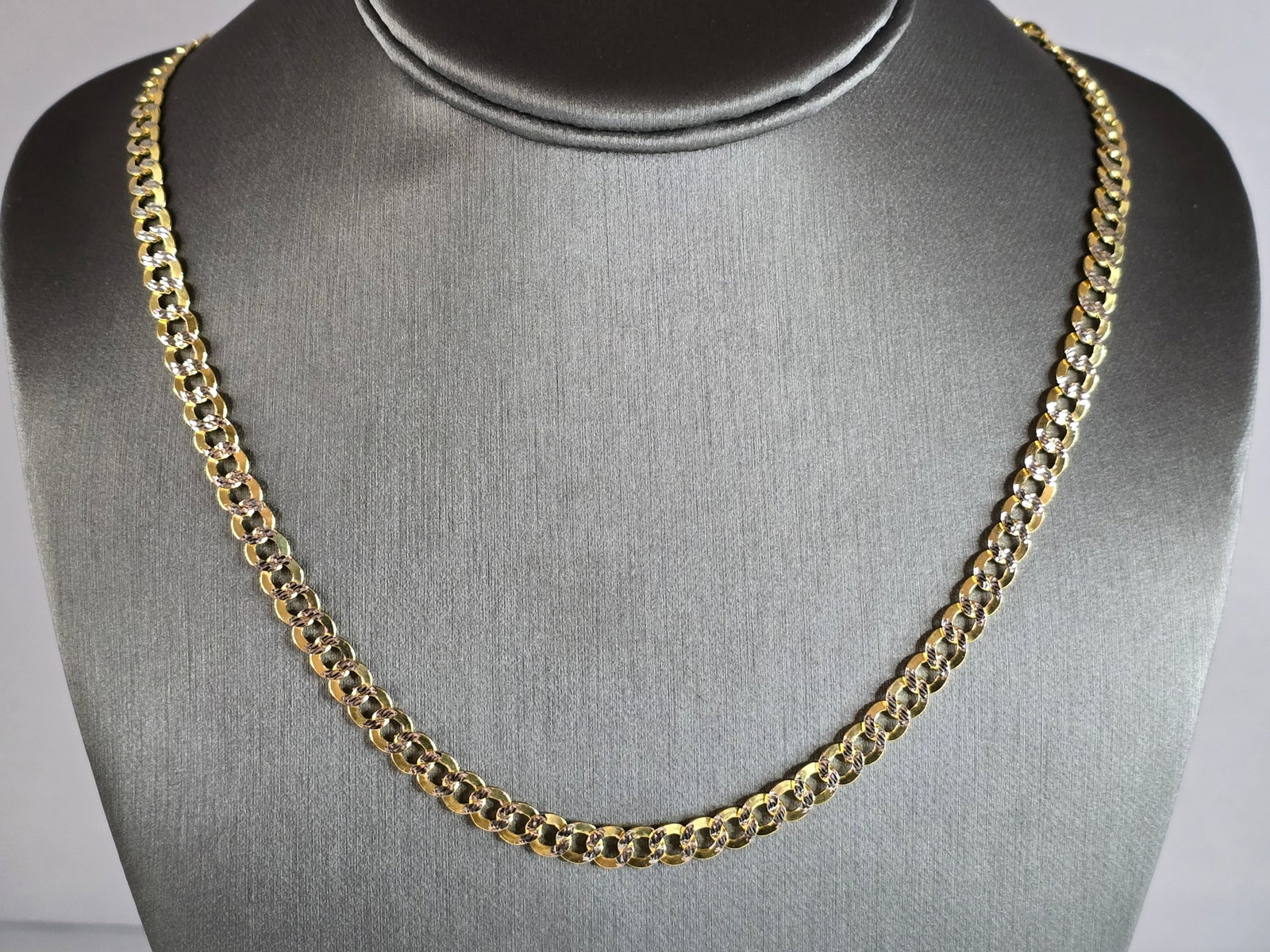 Vintage Estate 14K Yellow Gold Chain Necklace: A VINTAGE ESTATE 14K YELLOW GOLD CHAIN NECKLACE . THE NECKLACE WEIGHS 20.2g, AND MEASURES 20" LONG BY 1/4" WIDE. THIS MAKES A GREAT GIFT FOR THAT SOMEONE SPECIAL. ANY QUESTIONS, PLEASE ASK. BE SURE TO