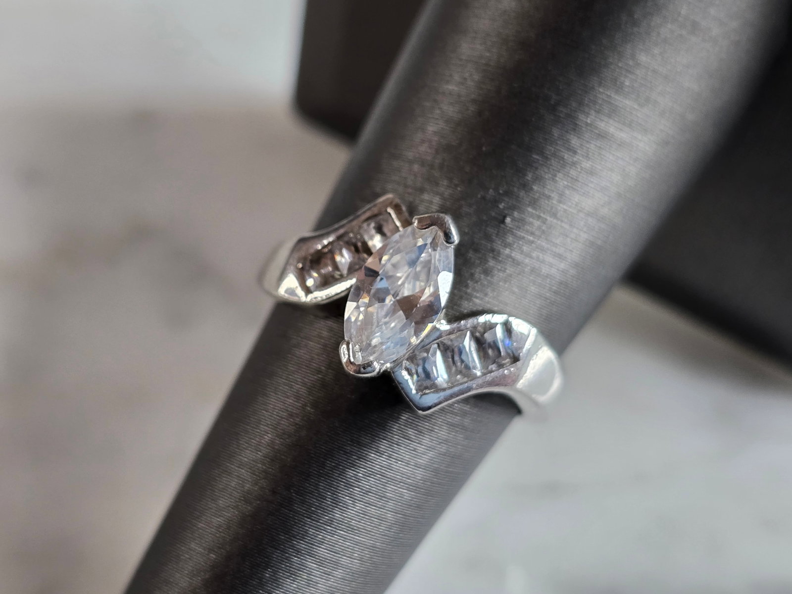 Womens Vintage Estate Sterling Silver Modernist CZ Ring: A WOMENS VINTAGE ESTATE STERLING SILVER MODERNIST CZ RING. THE RING SIZE IS A 7.0, AND WEIGHS 4.4g. THE WIDTH OF THE RING IS 3/8". THIS WOULD MAKE A NICE GIFT FOR THAT SOMEONE SPECIAL. ANY QUESTIONS P