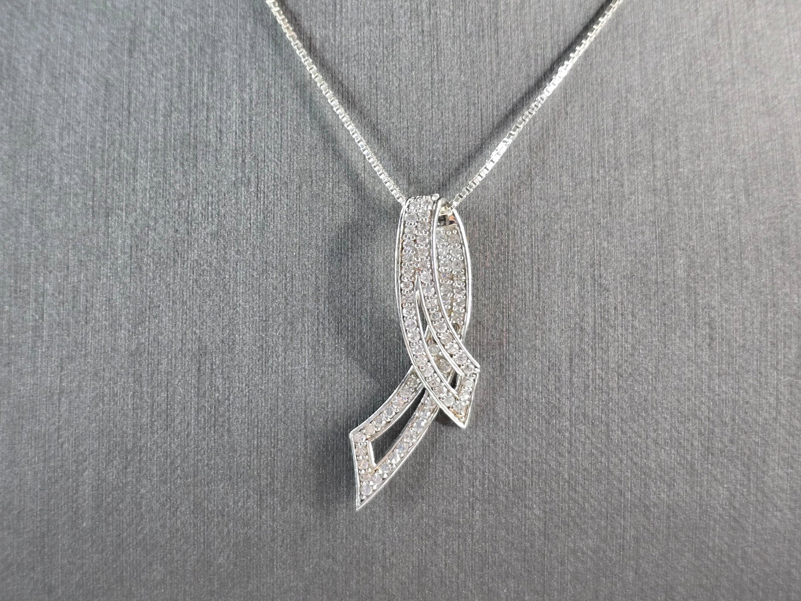 Womens Sterling Silver Modernist CZ Pendant Necklace: A WOMENS ESTATE STERLING SILVER MODERNIST PENDANT AND NECKLACE. THE NECKLACE MEASURES ABOUT 18" LONG, AND THE PENDANT MEASURES 1 1/2" LONG BY 1/2" WIDE. TOGETHER THEY WEIGH 6.4g. ANY QUESTIONS PLEASE 