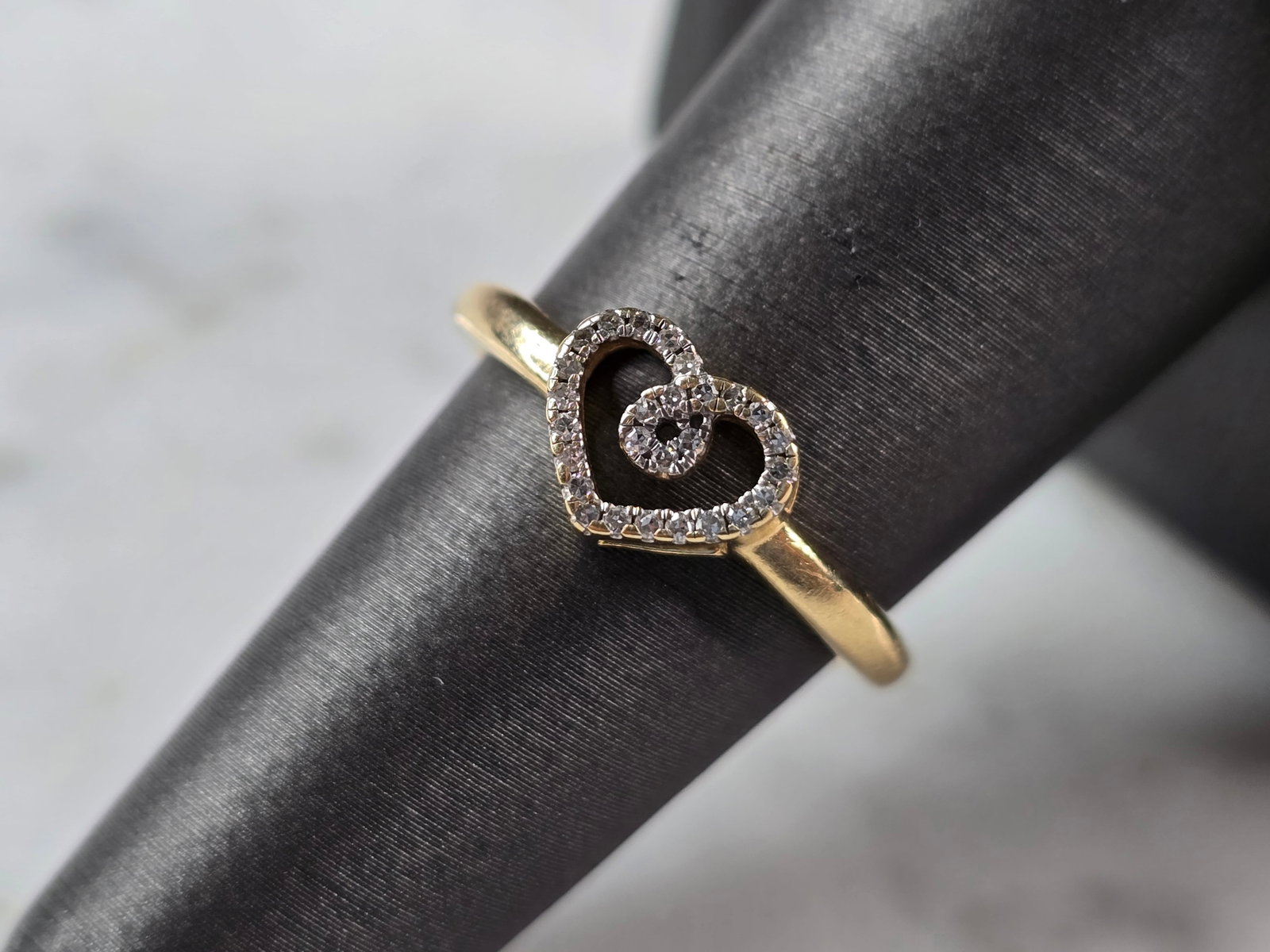 Womens Vintage Estate 14K Yellow Gold Diamond Heart Ring: A WOMENS VINTAGE ESTATE 14K YELLOW GOLD DIAMOND HEART RING. THE TOTAL WEIGHT IS 3.0g, AND IS A SIZE 6.5. THE WIDTH OF THE FACE IS 1/4". THERE ARE 28 TINY DIAMONDS IN THIS RING. ANY QUESTIONS PLEASE DO