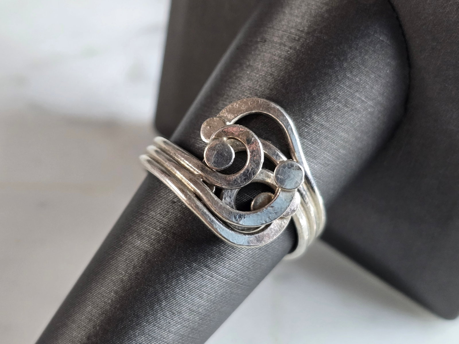 Womens Vintage Estate Sterling Silver Modernist Ring: A WOMENS VINTAGE ESTATE STERLING SILVER MODERNIST RING. THE RING WEIGHS 4.5g, AND IS A SIZE 8.5. THE WIDTH OF THE RING IS 5/8". ANY QUESTIONS PLEASE DO NOT HESITATE TO ASK. BE SURE TO CHECK OUT SOME O