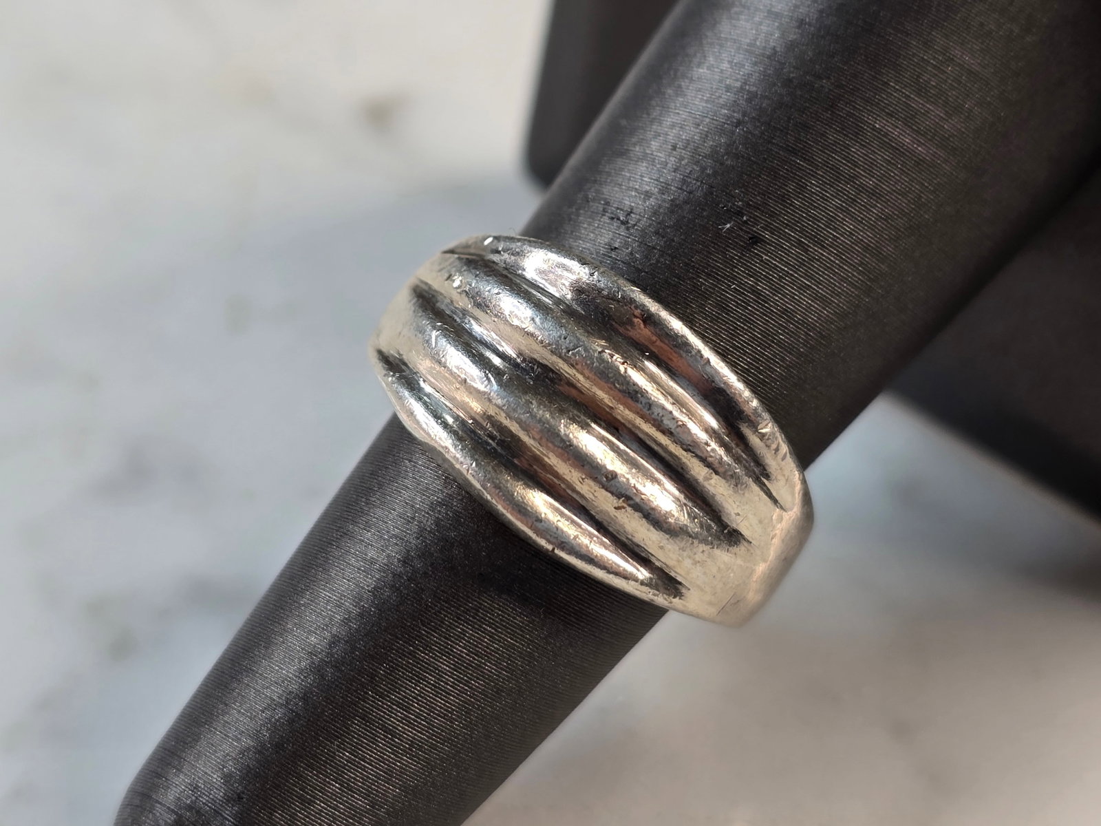 Womens Vintage Estate Sterling Silver Modernist Ring: A WONDERFUL WOMENS VINTAGE ESTATE STERLING SILVER MODERNIST RING. THE RING WEIGHS 11.2g, AND IS A SIZE 7.0. THE WIDTH OF THE RING IS 3/8". ANY QUESTIONS PLEASE DO NOT HESITATE TO ASK. BE SURE TO CHECK