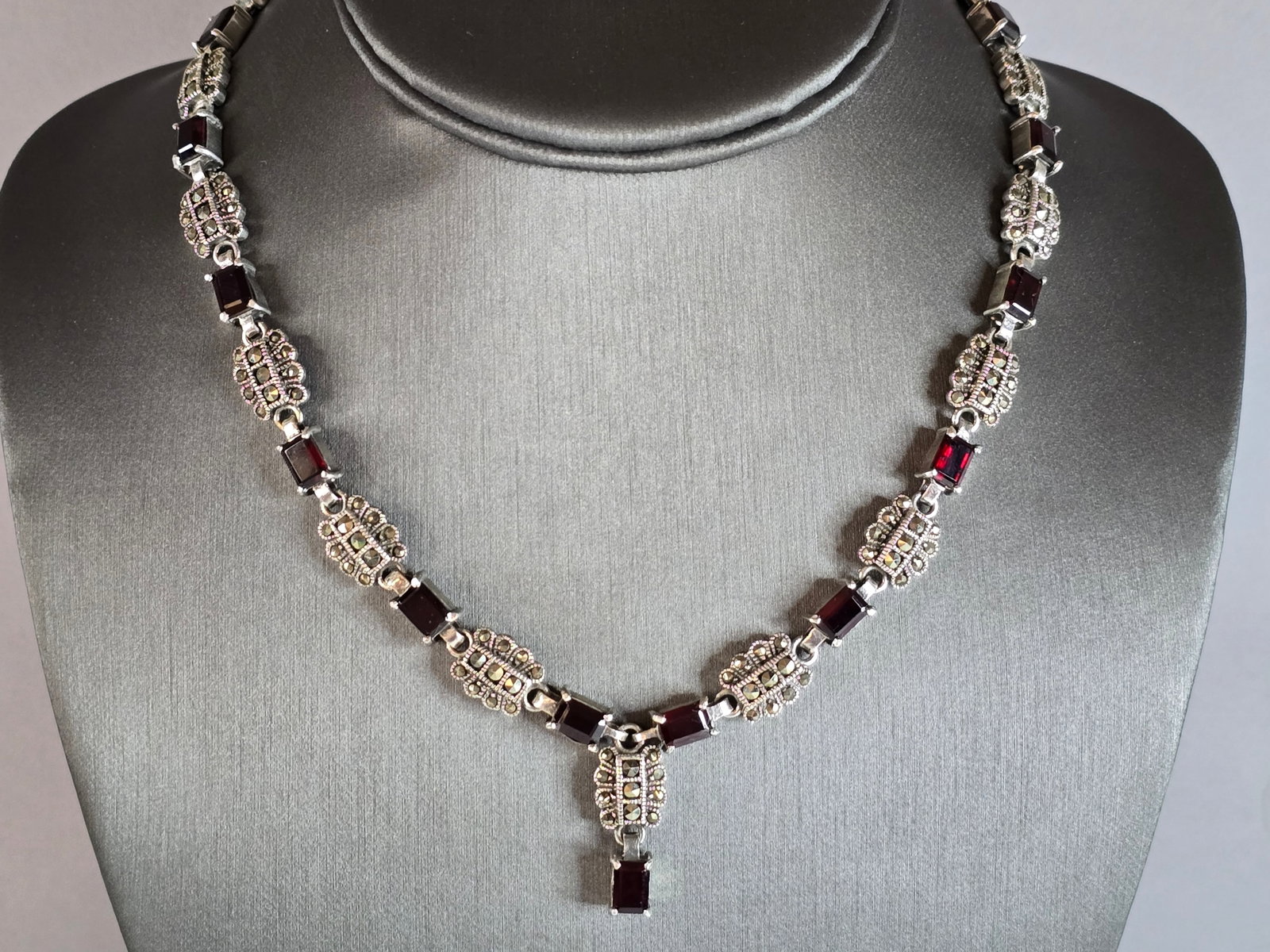 Womens Vintage Estate Sterling Silver Modernist Necklace: A WOMENS VINTAGE ESTATE STERLING SILVER MODERNIST NECKLACE. THE TOTAL WEIGHT IS 58.5g. NECKLACE MEASURES 16 1/2" LONG BY 1" WIDE. MAKES A GREAT GIFT FOR THAT SPECIAL SOMEONE. ANY QUESTIONS PLEASE DONT