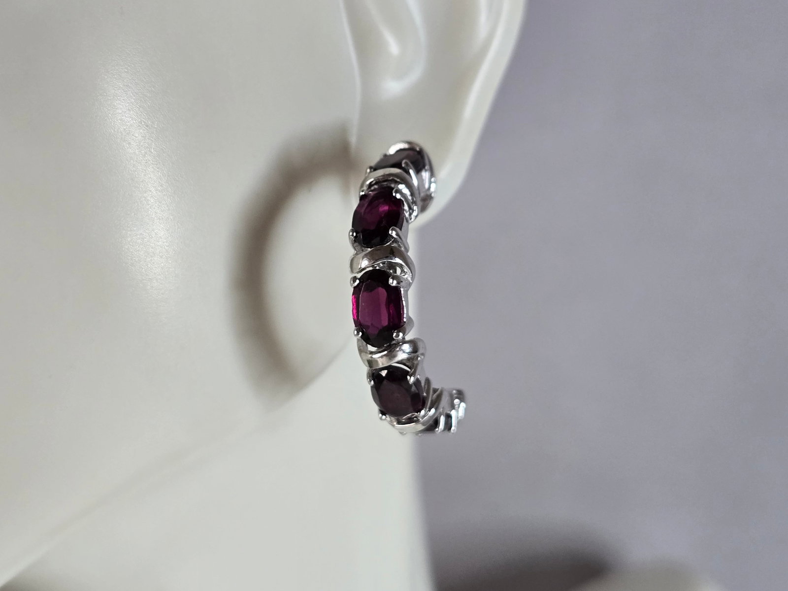 Womens Vintage Estate Sterling Silver Earrings: A PAIR OF WOMENS VINTAGE ESTATE STERLING SILVER EARRINGS. NOT SURE IF STONES ARE NATURAL OR MAN MADE. THE EARRINGS WEIGH 6.3g AND MEASURE 1" BY 3/16". ANY QUESTIONS PLEASE DO NOT HESITATE TO ASK. BE S