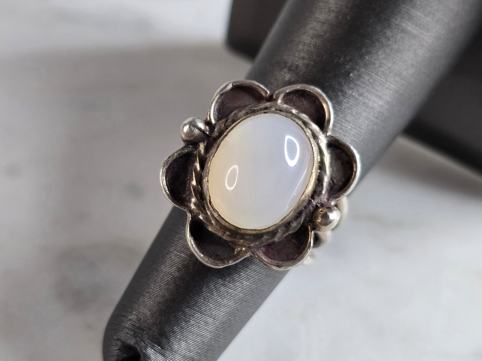 Womens Vintage Estate Sterling Silver Chalcedony Ring: A WOMENS VINTAGE ESTATE STERLING SILVER CHALCEDONY RING. NOT SURE IF STONE IS NATURAL OR MAN MADE. THE RING WEIGHS 7.3g, AND IS A SIZE 6.0. THE LENGTH OF THE RING IS 7/8". RING IS NOT MARKED BUT IT HA