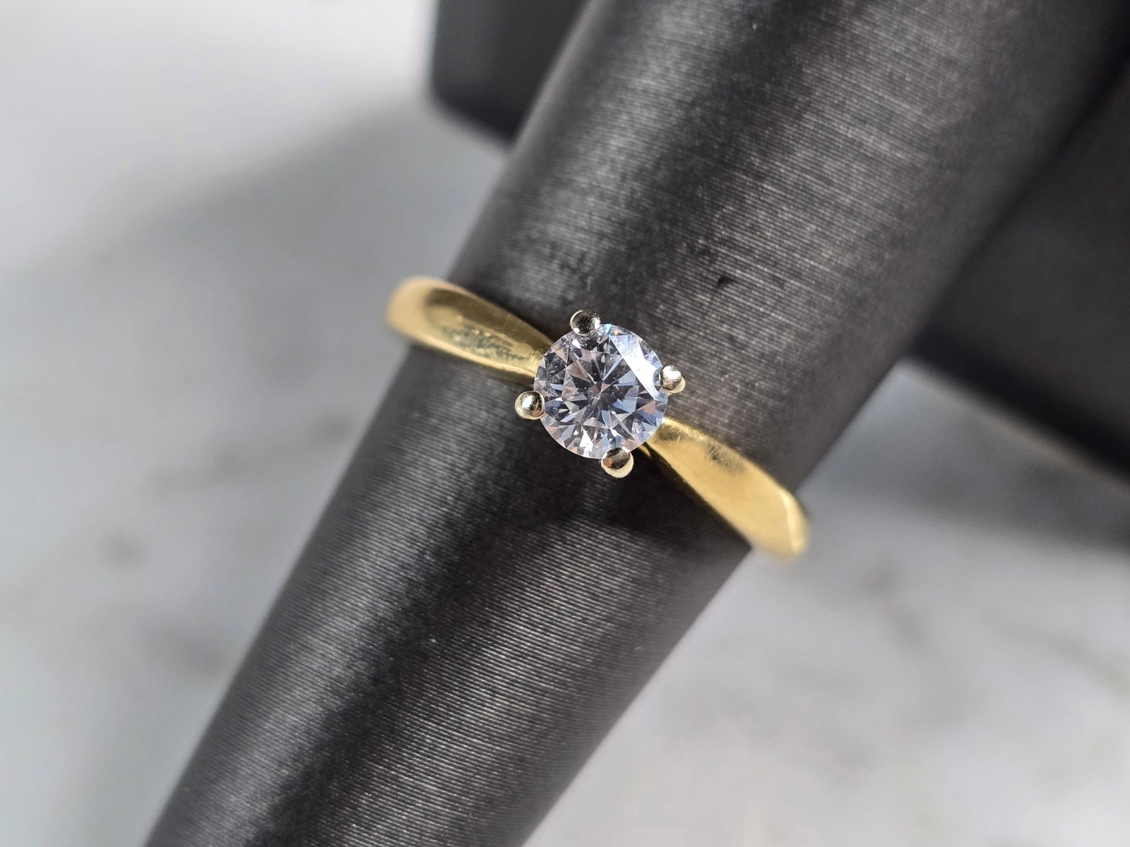 Womens Vintage Estate 18K Yellow Gold Diamond Engagement Ring: A BEAUTIFUL WOMEN'S VINTAGE ESTATE 18K GOLD DIAMOND ENGAGEMENT RING WITH ABOUT A 0.25ct DIAMOND. THE SIZE OF THE RING IS A 7.0, AND WEIGHS 3.3g. THE WIDTH OF THE RING IS 3/16". RING HAS A GSL# ON THE 