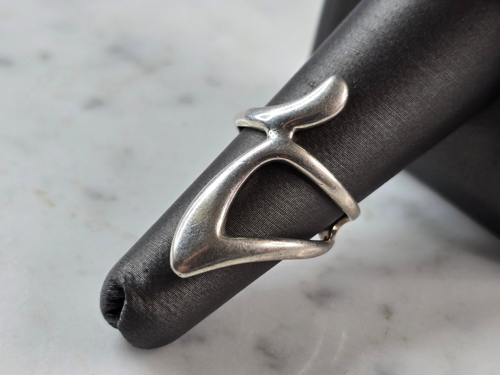 Womens Vintage Estate Sterling Silver Modernist Ring: A WOMENS VINTAGE ESTATE STERLING SILVER MODERNIST RING. THE RING SIZE IS A 6.5, AND WEIGHS 4.0g. THE LENGTH OF THE RING IS 1 1/4". THIS WOULD MAKE A NICE GIFT FOR THAT SOMEONE SPECIAL. ANY QUESTIONS P