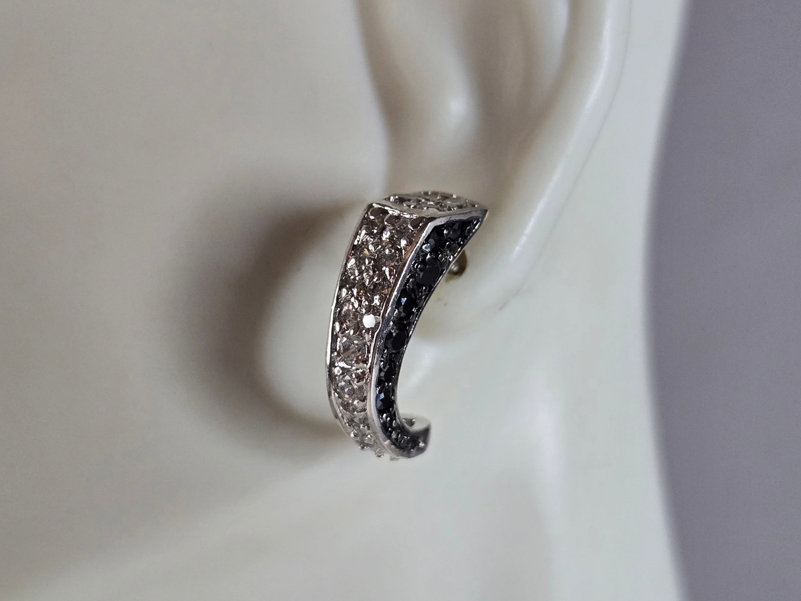 Womens Vintage Estate Sterling Silver Modernist CZ Earrings: A PAIR OF WOMENS STERLING SILVER MODERNIST CZ EARRINGS THAT WEIGH 5.5g AND MEASURE 3/4" LONG BY 1/4" WIDE. ANY QUESTIONS, PLEASE DO NOT HESITATE TO ASK. BE SURE TO CHECK OUT SOME OF MY OTHER GREAT ITE