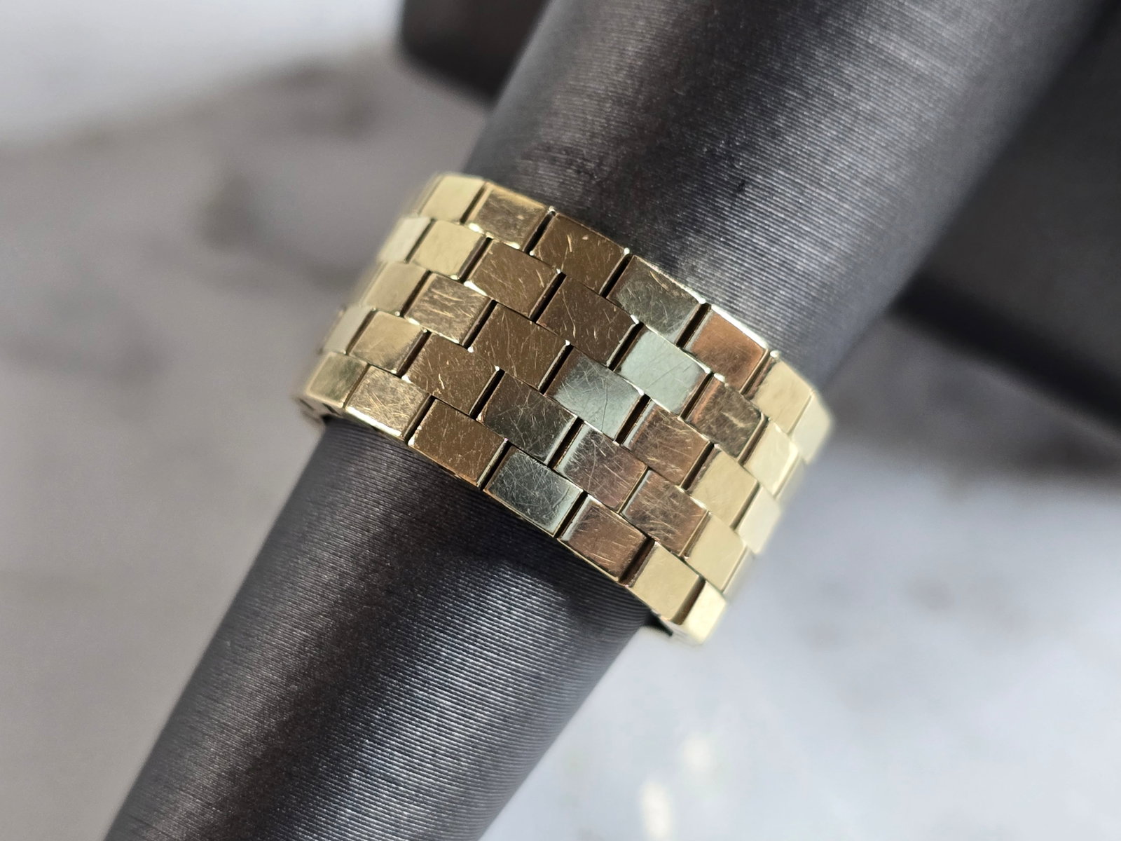 Womens Vintage Estate 14K Yellow Gold Flex Band Ring: A WOMENS VINTAGE ESTATE 14K YELLOW GOLD FLEXIBLE LINK RING. THE RING WEIGHS 8.3g AND IS A SIZE 7.0. THE FACE OF THE RING MEASURES 1/2" WIDE. RING IS NOT STAMPED, BUT IT HAS BEEN TESTED AND IS GUARANTE