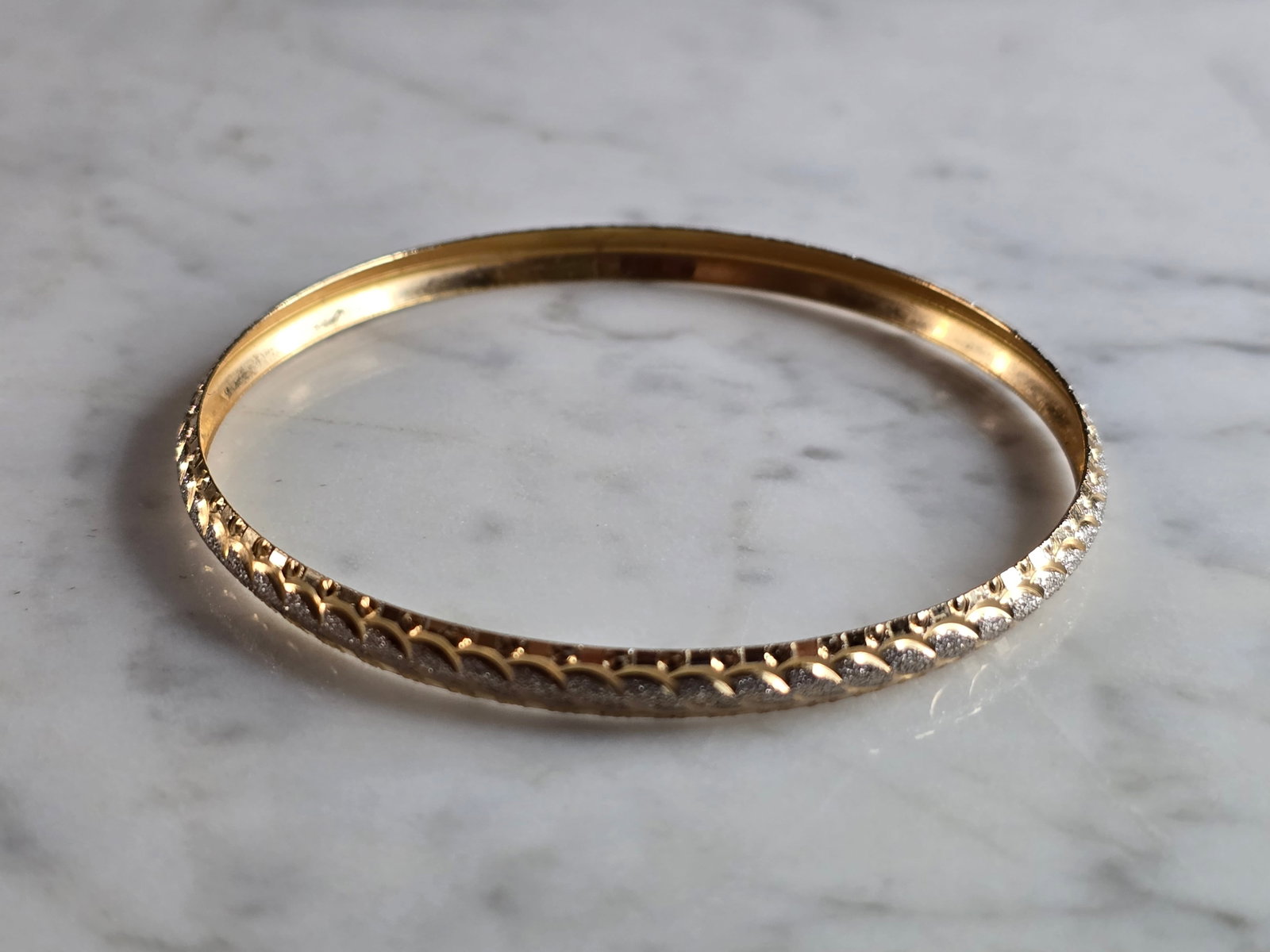 Womens Estate 18k Yellow Gold Bangle Bracelet: A WOMENS 18k YELLOW GOLD BANGLE BRACELET THAT WEIGHS 7.1g AND MEASURES 7 1/4" FOR THE INNER CIRCUMFERENCE, BY 3/16" WIDE. MARK IS NOT CLEAR BUT IT HAS BEEN TESTED AND IS GUARANTEED TO BE AS DESCRIBED.