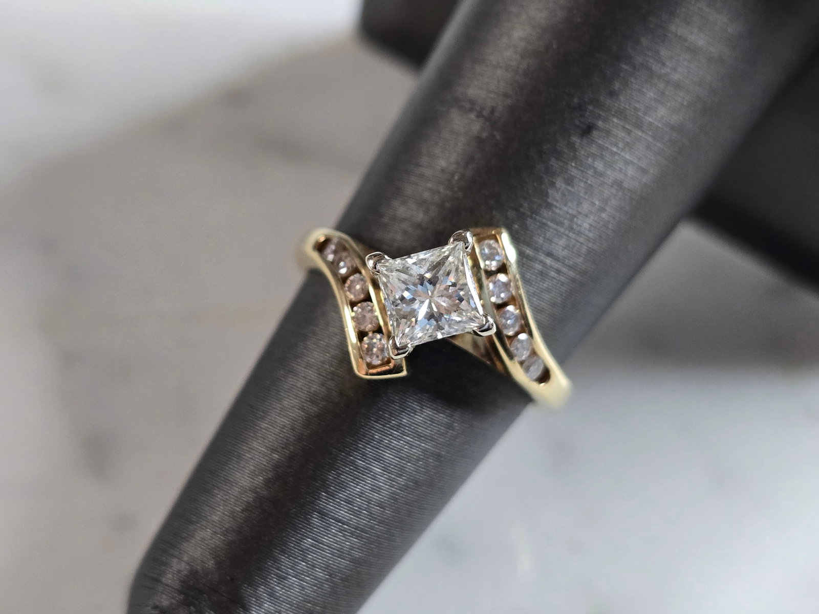 Womens Vintage Estate 14k Yellow Gold Diamond Ring: A WOMENS VINTAGE ESTATE 14K YELLOW GOLD DIAMOND RING. THE RING IS A SIZE 5.5 AND WEIGHS 3.4g. THE CENTER DIAMOND IS ABOUT .50cts, SURROUNDED BY 10 SMALL DIAMONDS. RING IS MARKED ON THE INSIDE OF THE B