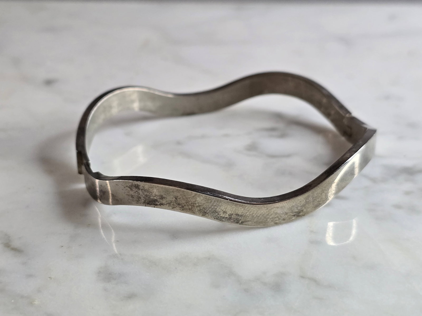 Womens Vintage Estate Sterling Silver Modernist Bangle Bracelet: A WOMENS VINTAGE ESTATE STERLING SILVER BANGLE BRACELET. THE BRACELET WEIGHS 3.5g AND MEASURES 1/4" WIDE. THE INNER CIRCUMFERENCE MEASURES ABOUT 7". MAKES A GREAT GIFT FOR THAT SOMEONE SPECIAL. ANY QU