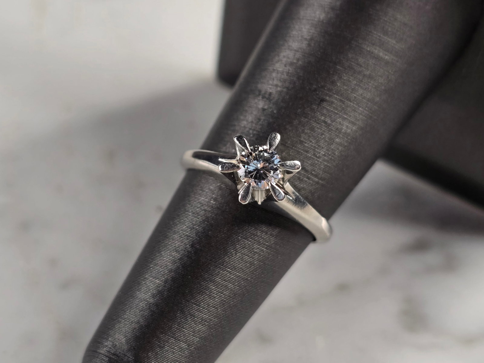 Womens Vintage Estate Platinum Diamond Ring: A WOMENS VINTAGE ESTATE PLATINUM DIAMOND RING. THE RING IS A SIZE 6.0 AND WEIGHS 5.6g. THE DIAMOND IS ABOUT 0.31cts. THE WIDTH OF THE RING IS 1/4". ANY QUESTIONS, PLEASE ASK. BE SURE TO CHECK OUT MY O