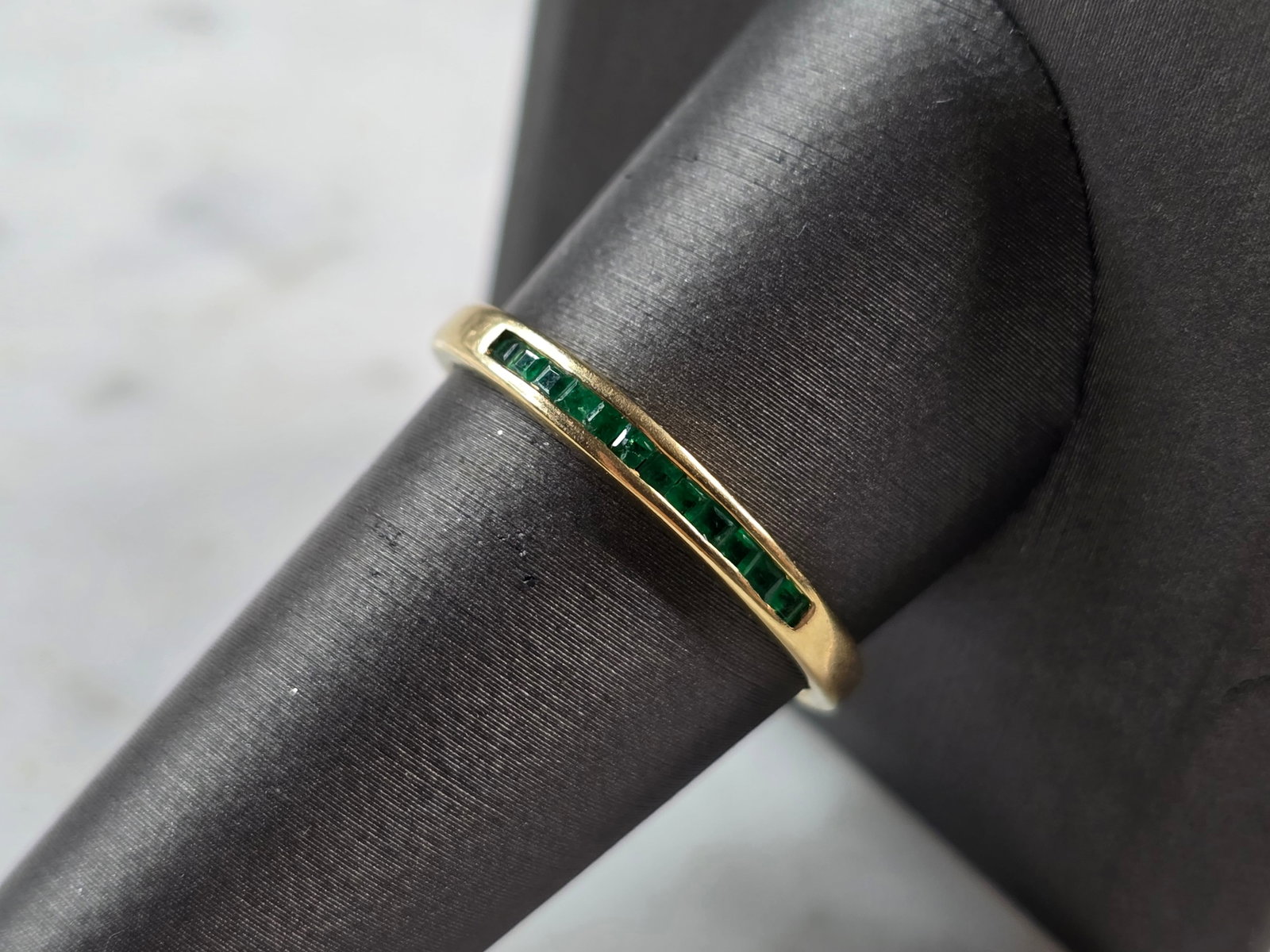 Womens Vintage Estate 14K Yellow Gold Emerald Ring: A WOMENS VINTAGE ESTATE 14K GOLD EMERALD RING. THE RING IS A SIZE 10.0, AND WEIGHS 1.7g. THERE ARE 12 TINY STONES, AND THE RINGMEASURES 1/8" WIDE. THE RING MAKES A BEAUTIFUL GIFT FOR THAT SOMEONE SPEC