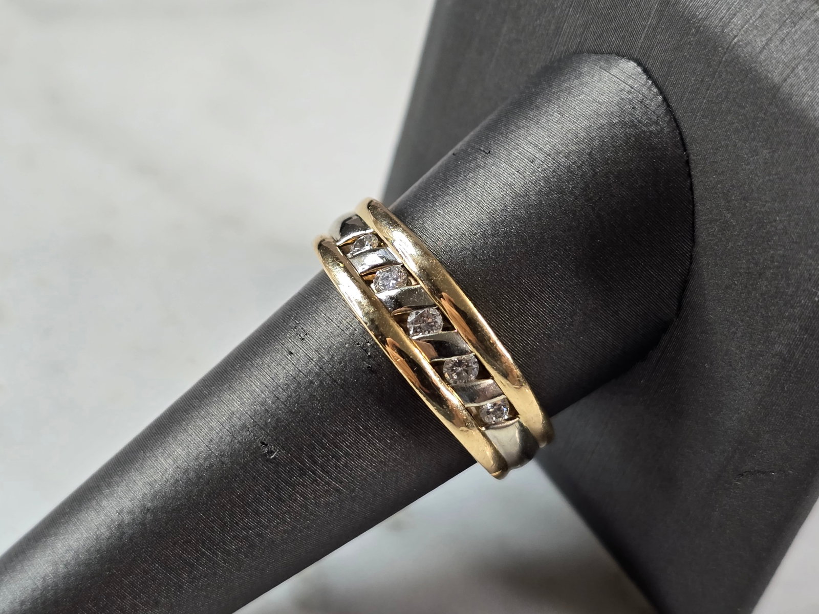 Mens Vintage Estate 14K Yellow & White Gold Diamond Ring: A MENS VINTAGE ESTATE 14K YELLOW & WHITE GOLD DIAMOND RING. THE RING WEIGHS 7.2g, AND IS A SIZE 10.25. THE WIDTH OF THE RING IS 1/4". THERE ARE 5 SMALL DIAMONDS. ANY QUESTIONS PLEASE DONT HESITATE TO 