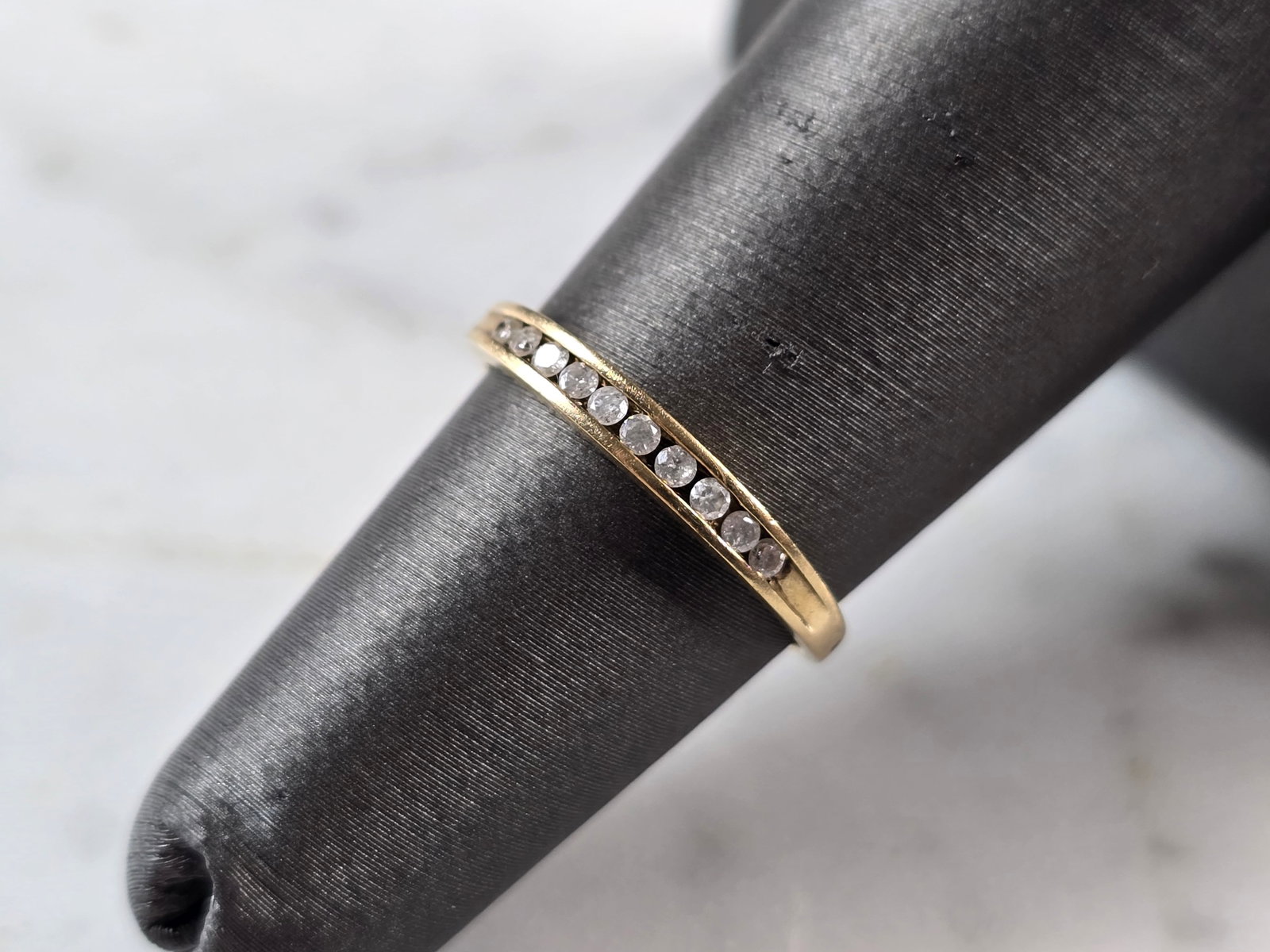 Womens Vintage Estate 10K Yellow Gold Diamond Ring: A WOMENS VINTAGE ESTATE 10K YELLOW GOLD DIAMOND RING. THE RING WEIGHS 0.9g , AND IS A SIZE 5.0. THERE ARE 10 SMALL DIAMONDS IN THIS RING. THE WIDTH OF THE RING IS 1/8". ANY QUESTIONS PLEASE ASK PRIOR 