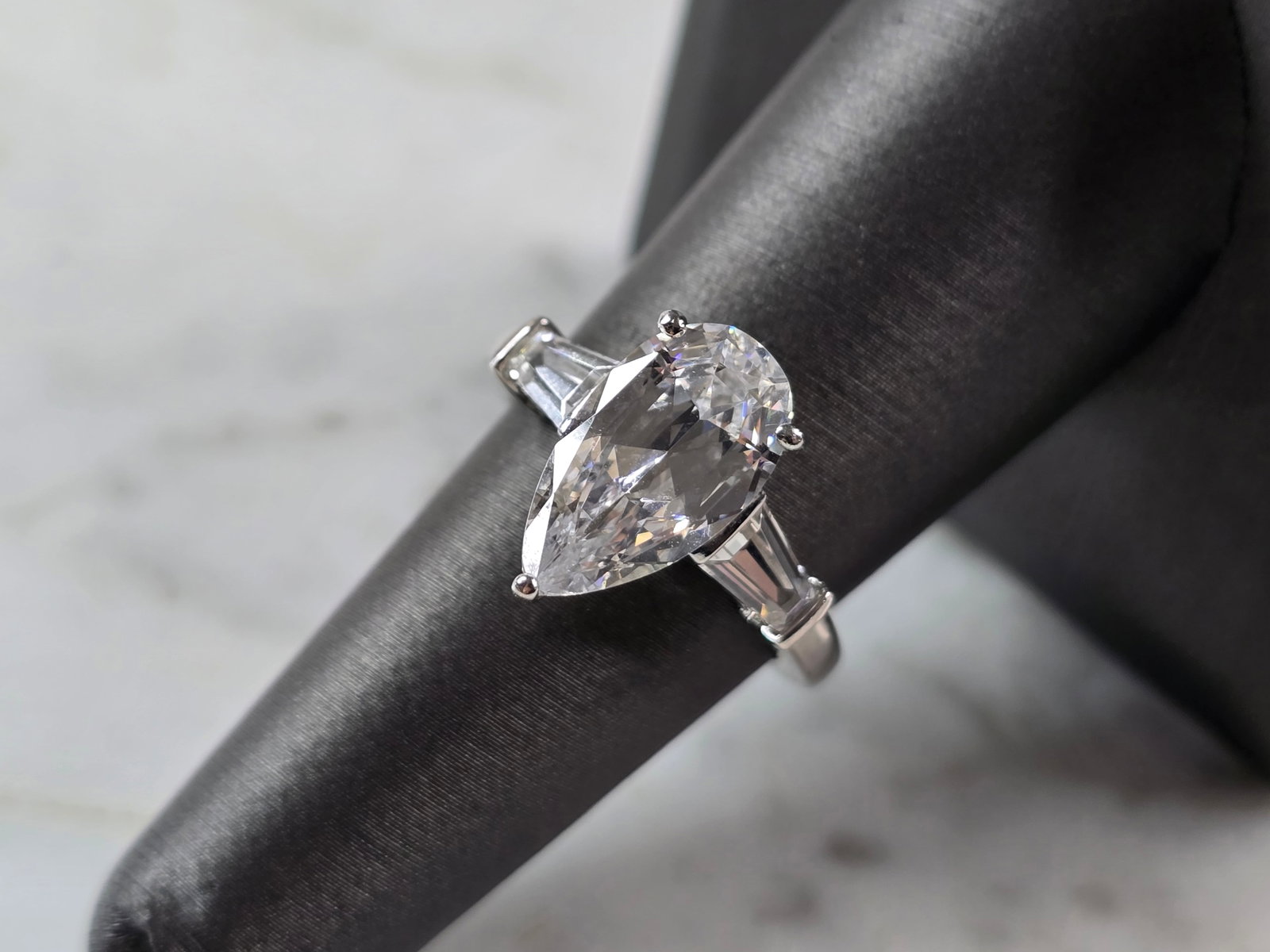 Womens Vintage Estate Sterling Silver Modernist CZ Ring: A WOMENS VINTAGE ESTATE STERLING SILVER MODERNIST CZ RING. THE RING WEIGHS 4.8g, AND IS A SIZE 7.0. THE WIDTH OF THE RING IS 5/8". ANY QUESTIONS PLEASE DO NOT HESITATE TO ASK. BE SURE TO CHECK OUT SOM