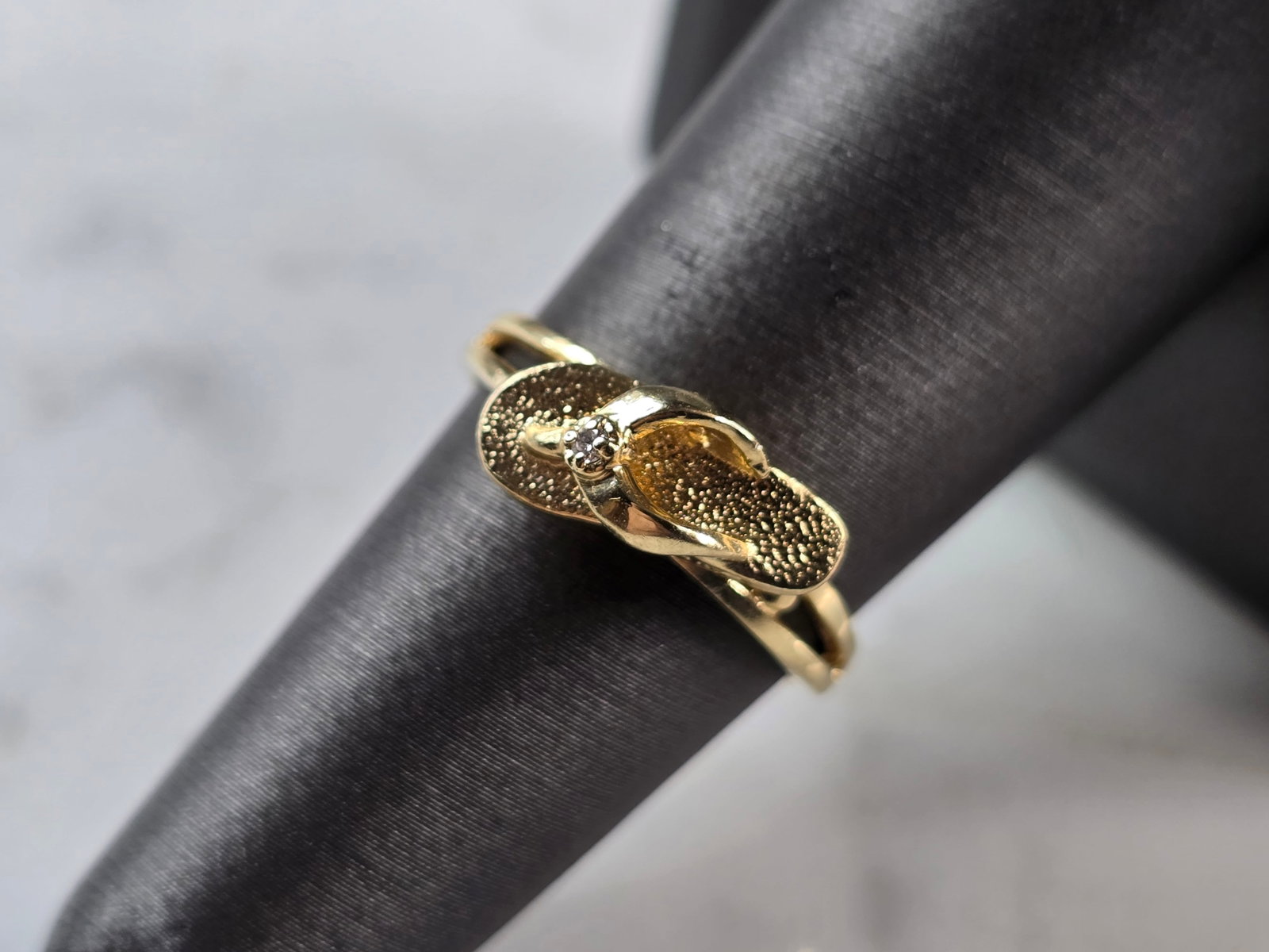 Womens Vintage Estate 14K Yellow Gold Diamond Na Hoku Flip Flop Ring: A WOMENS VINTAGE ESTATE 14K YELLOW GOLD DIAMOND FLIP FLOP RING. BELIEVED TO BE MADE BY NA HOKU OF HAWAII, NOT 100% SURE. THE TOTAL WEIGHT IS 2.8g. THE RING SIZE IS A 6.5. THE WIDTH OF THE RING IS 1/4"