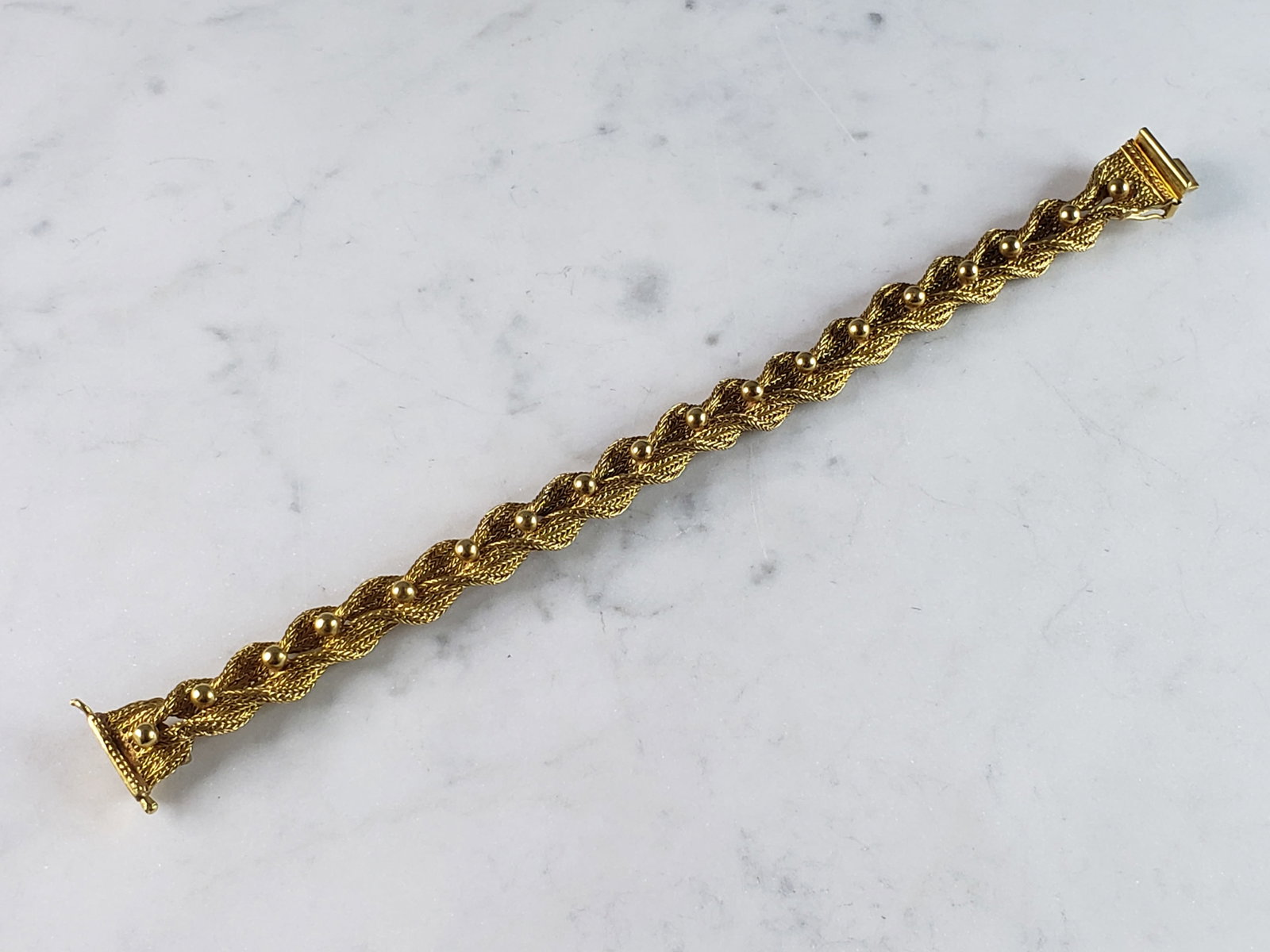 Womens Vintage Estate 18K Yellow Gold Mesh Bracelet: A WOMENS VINTAGE ESTATE 18K YELLOW GOLD MESH BRACELET. BRACELET IS 6 3/4" LONG BY 1/2" WIDE, AND WEIGHS 22.3g. BRACELET IS MARKED 18K ON THE CLASP. BRACELET HAS BEEN TESTED AS WELL. THIS WOULD MAKE A 