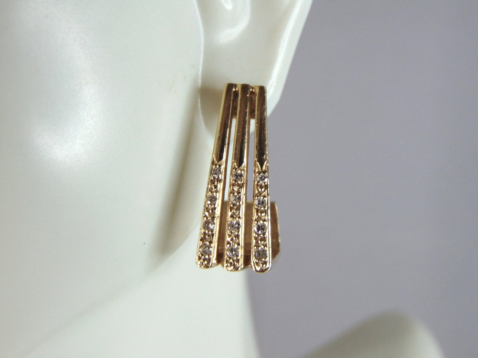 Womens Vintage Estate 14K Yellow Gold Diamond Earrings: A PAIR OF WOMENS VINTAGE ESTATE 14K YELLOW GOLD DIAMOND EARRINGS WITH APPROXIMATELY .24cts OF DIAMONDS . THE EARRINGS WEIGH 7g, AND MEASURE 7/8" LONG BY 3/8" WIDE. THIS MAKES A LOVELY GIFT FOR THAT SO