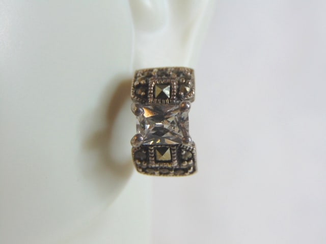 Womens Vintage Estate Sterling Silver CZ Earrings: A PAIR OF WOMENS VINTAGE ESTATE STERLING SILVER CZ EARRINGS THAT WEIGH 8.2g AND MEASURES 5/8" BY 3/8". ANY QUESTIONS, PLEASE DO NOT HESITATE TO ASK. BE SURE TO CHECK OUT SOME OF MY OTHER GREAT ITEMS U