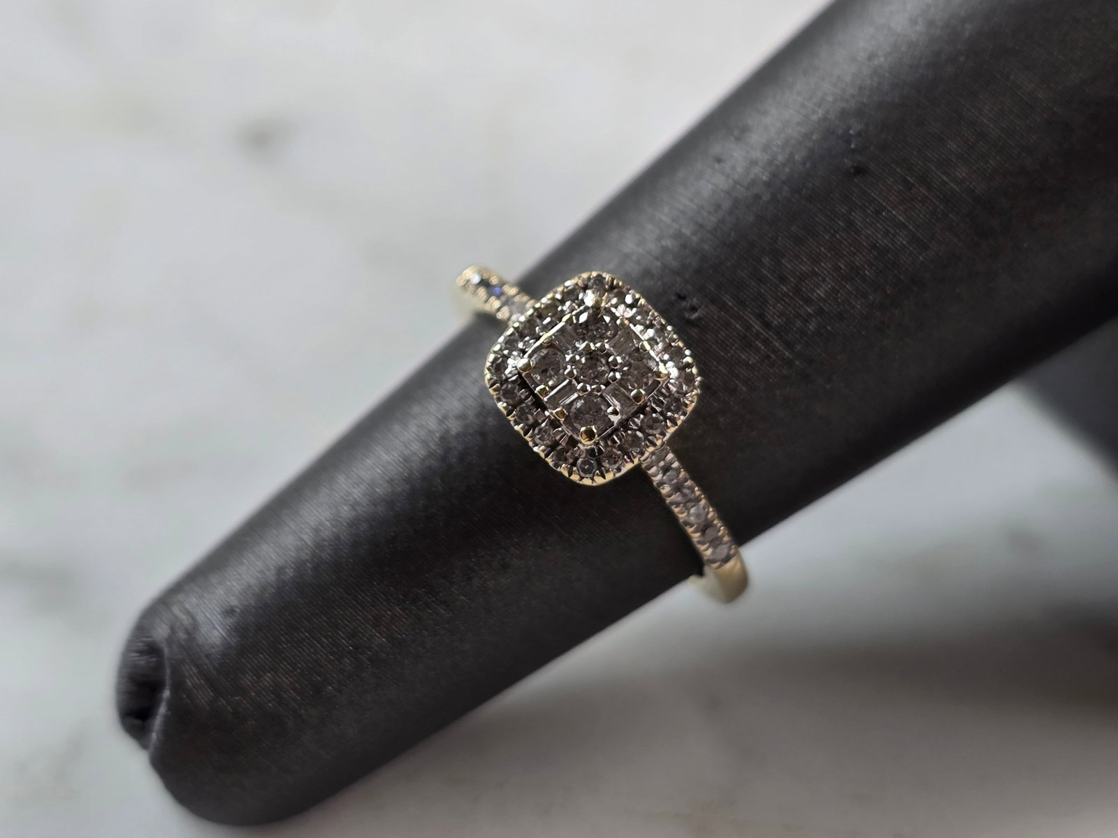 Womens Vintage Estate 10K Yellow Gold Diamond Ring: A WOMENS VINTAGE 10K YELLOW GOLD DIAMOND RING. THE TOTAL WEIGHT IS 1.9g, AND IS A SIZE 5.0. THE WIDTH OF THE RING IS 1/4". THERE ARE 39 TINY DIAMONDS IN THIS RING. ONE IS MISSING AT THE TOP OF THE SHA