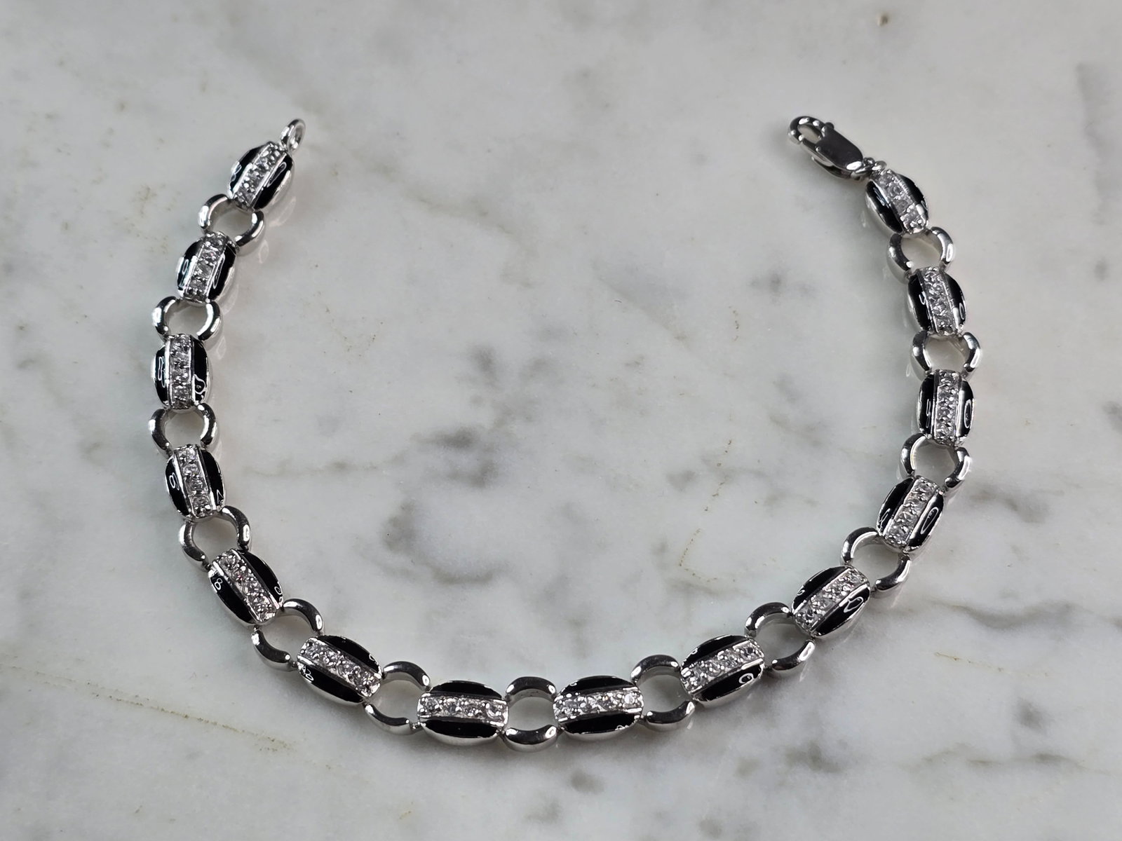 Womens Vintage Estate Sterling Silver Modernist Bracelet: A WOMENS VINTAGE ESTATE STERLING SILVER MODERNIST TENNIS BRACELET. THE BRACELET MEASURES 7 1/2" LONG BY 1/4" WIDE, AND WEIGHS 13.1g. WOULD MAKE A GREAT GIFT FOR SOMEONE SPECIAL. ANY QUESTIONS PLEASE D