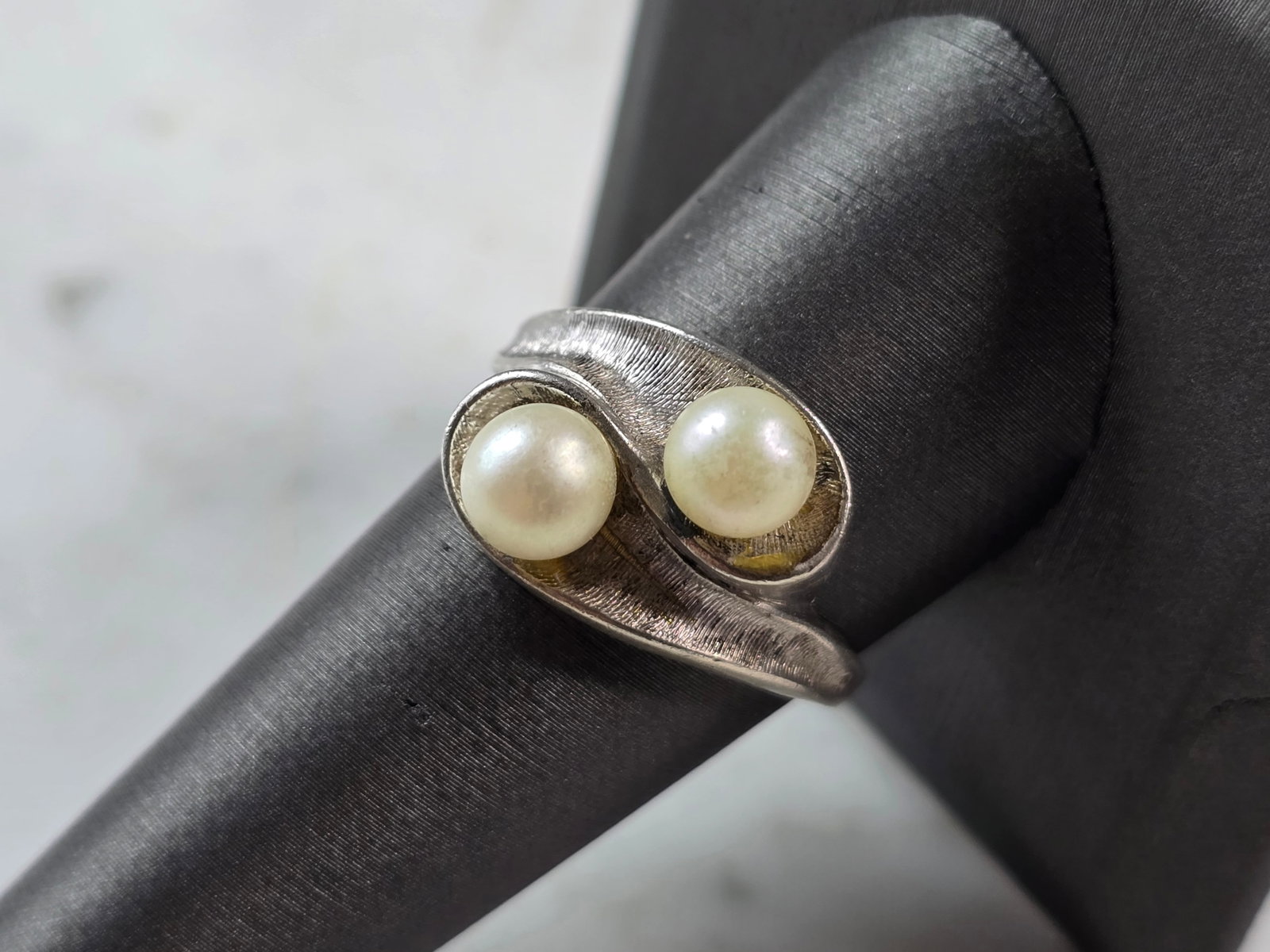 Womens Vintage Estate Sterling Silver Modernist Faux Pearl Ring: A WOMENS VINTAGE ESTATE STERLING SILVER MODERNIST FAUX PEARL RING. RING WEIGHS 5.4g AND IS A SIZE 10.0. THE WIDTH OF THE RING IS 1/2". THIS WOULD MAKE A NICE GIFT FOR THAT SOMEONE SPECIAL. ANY QUESTIO