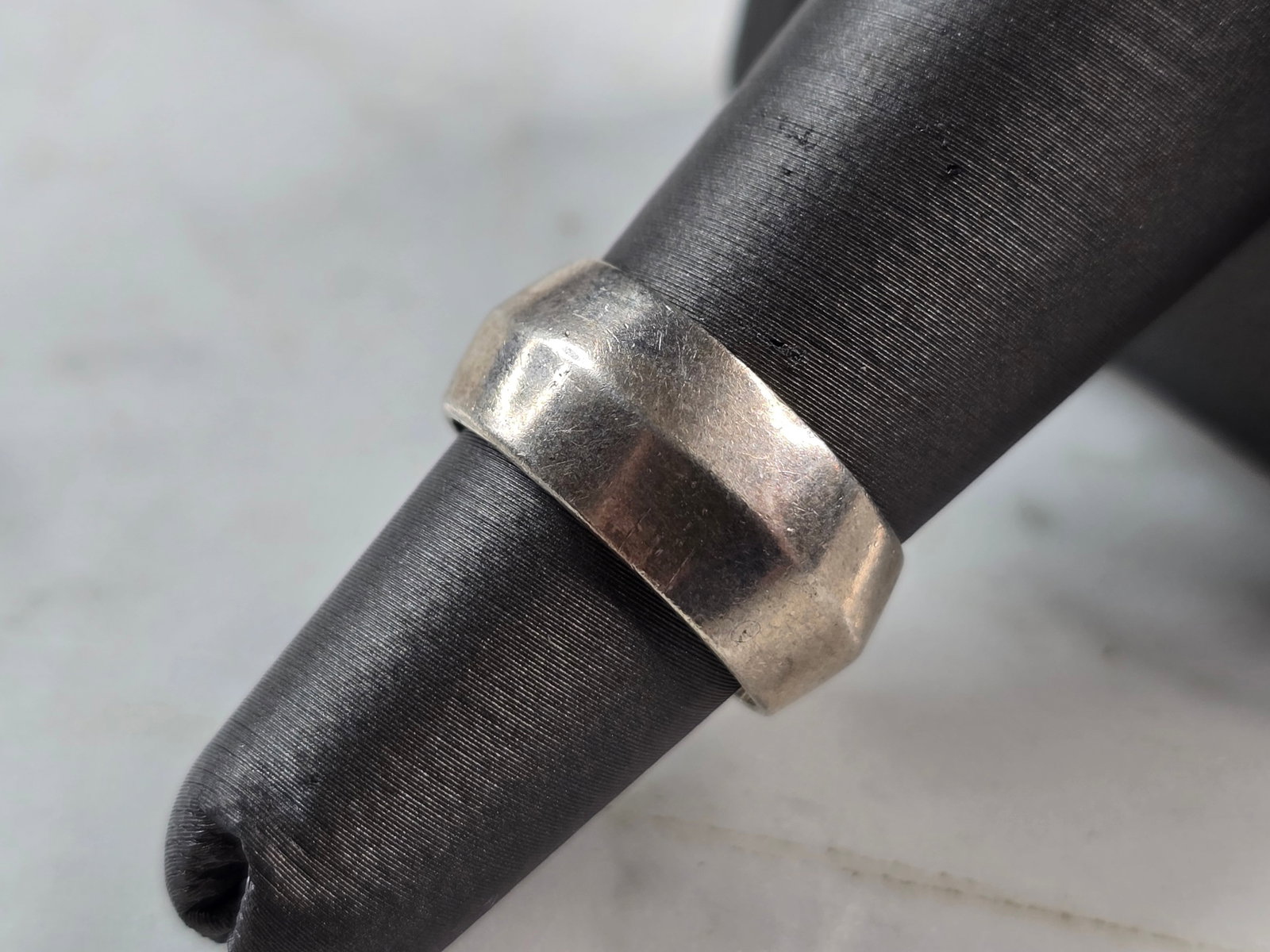 Womens Vintage Estate Sterling Silver Modernist Band Ring: A WOMENS VINTAGE ESTATE STERLING SILVER MODERNIST BAND RING. THE TOTAL WEIGHT IS 6.2g, AND IS A SIZE 5.75. THE WIDTH OF THE RING IS 3/8". THIS RING WOULD MAKE A GREAT GIFT FOR SOMEONE SPECIAL. ANY QUE