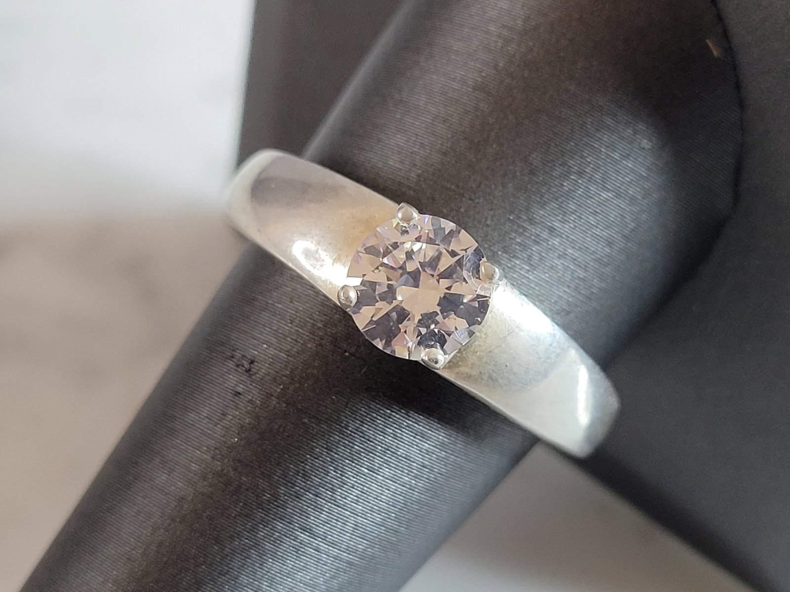 Womens Vintage Estate Sterling Silver CZ Ring: A WOMENS VINTAGE ESTATE STERLING SILVER CZ RING. THE TOTAL WEIGHT IS 4.5g, AND IS A SIZE 10.0. THE WIDTH OF THE RING IS 1/4". THIS RING WOULD MAKE A GREAT GIFT FOR SOMEONE SPECIAL. ANY QUESTIONS PLEAS