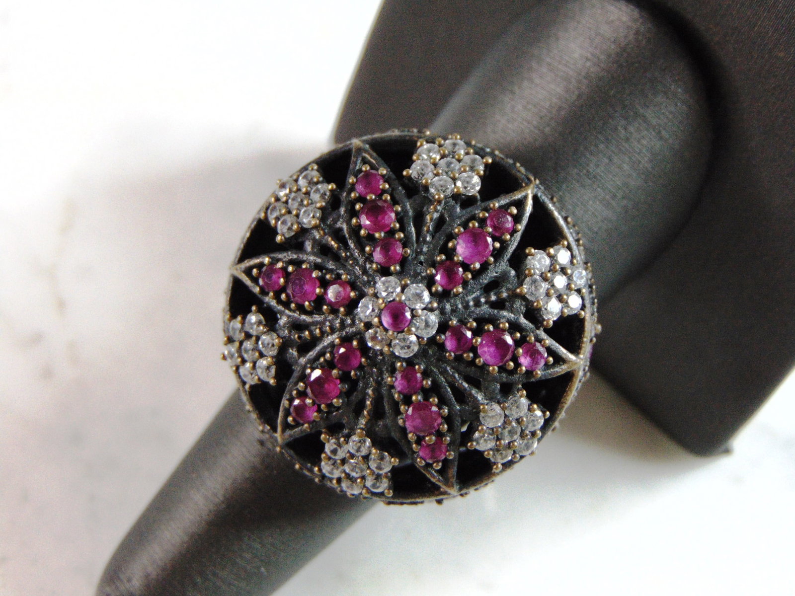 Womens Vintage Estate Sterling Silver Floral CZ Ring: FOR SALE IS THIS WOMENS VINTAGE ESTATE STERLING SILVER FLORAL CZ RING. THE TOTAL WEIGHT IS 15g, AND IS A SIZE 9.25. THIS RING WOULD MAKE A GREAT GIFT FOR SOMEONE SPECIAL. ANY QUESTIONS PLEASE DONT HES