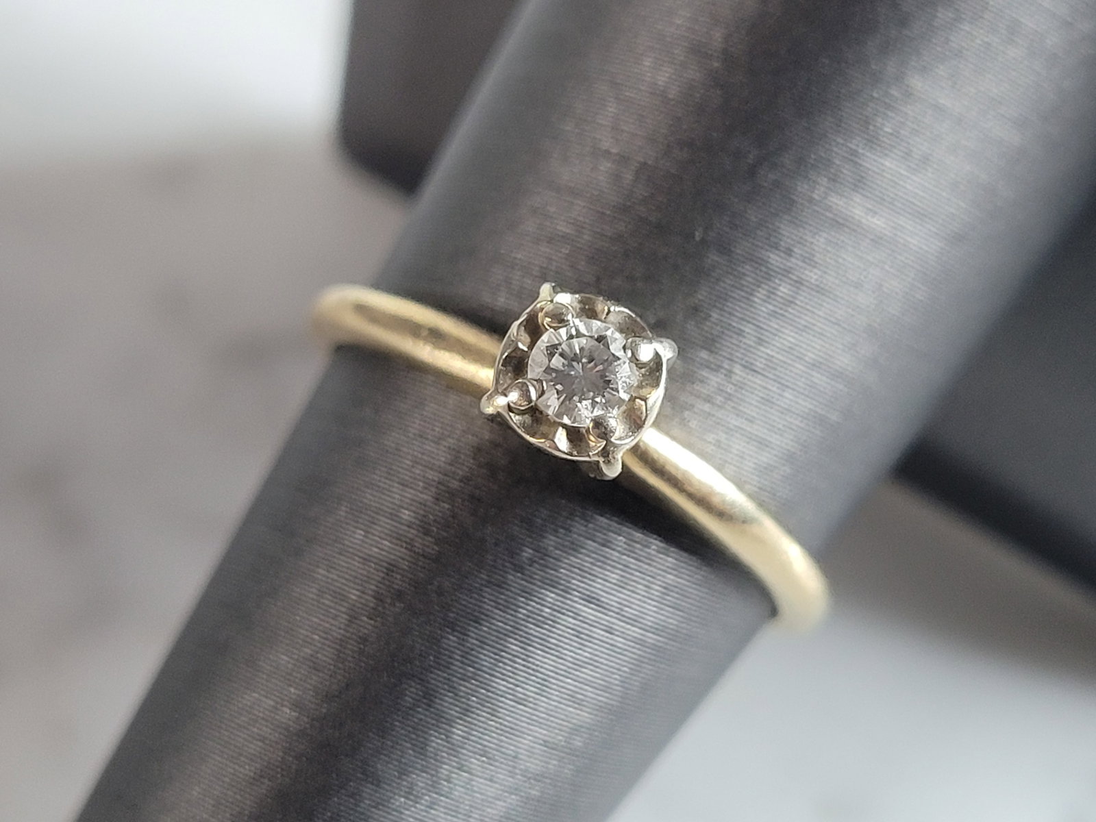 Womens Vintage Estate 14k Gold Diamond Engagement Ring: A WOMENS VINTAGE ESTATE 14K YELLOW GOLD DIAMOND RING THAT WEIGHS 2.2g. THE SIZE OF THE RING IS A 7.75, AND IS ABOUT 3/16" WIDE. THE DIAMOND IS ABOUT 0.15cts AND HAS A NICE SPARKLE TO IT. WOULD MAKE A 