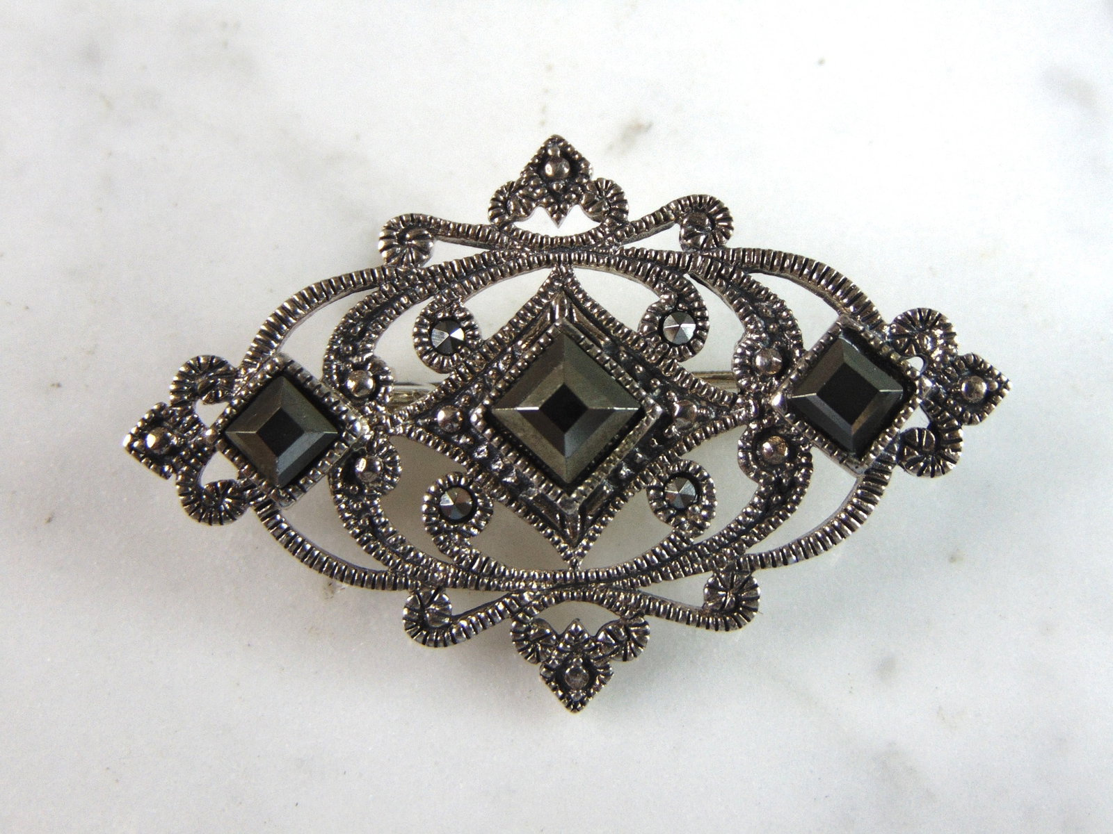Womens Vintage Estate Sterling Silver Modernist Brooch: FOR SALE IS A LOVELY FINE .925 STERLING SILVER MODERNIST BROOCH. THE BROOCH MEASURES 1 3/4" LONG BY 1" WIDE, AND WEIGHS 5.9g. ANY OTHER QUESTIONS, PLEASE DON'T HESITATE TO ASK. MAKES AN ATTRACTIVE GIF