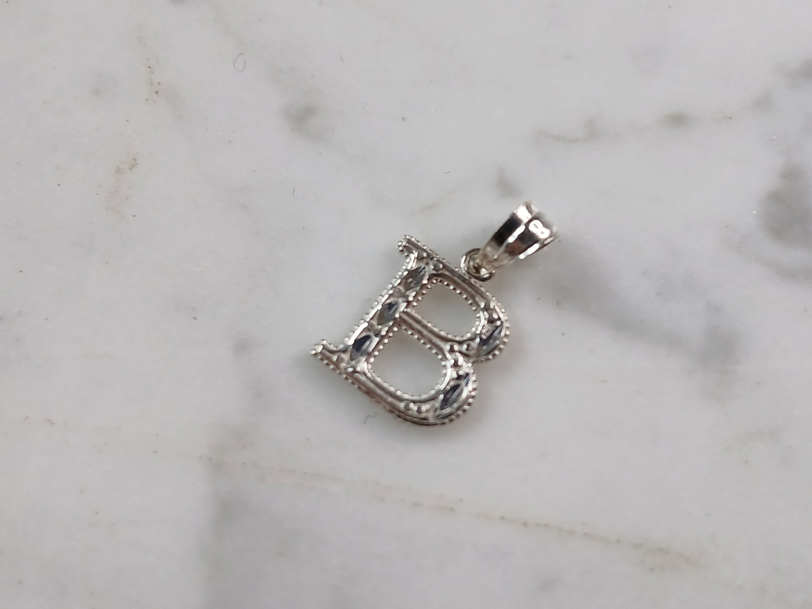 Womens Sterling Silver Initial Letter " B " Pendant: A WOMENS STERLING SILVER INITIAL LETTER "B" PENDANT. PENDANT WEIGHS 0.3g AND MEASURES 5/8" LONG BY 3/8" WIDE. MAKES A GREAT GIFT FOR THAT SOMEONE SPECIAL. ANY QUESTIONS, PLEASE ASK. BE SURE TO CHECK O