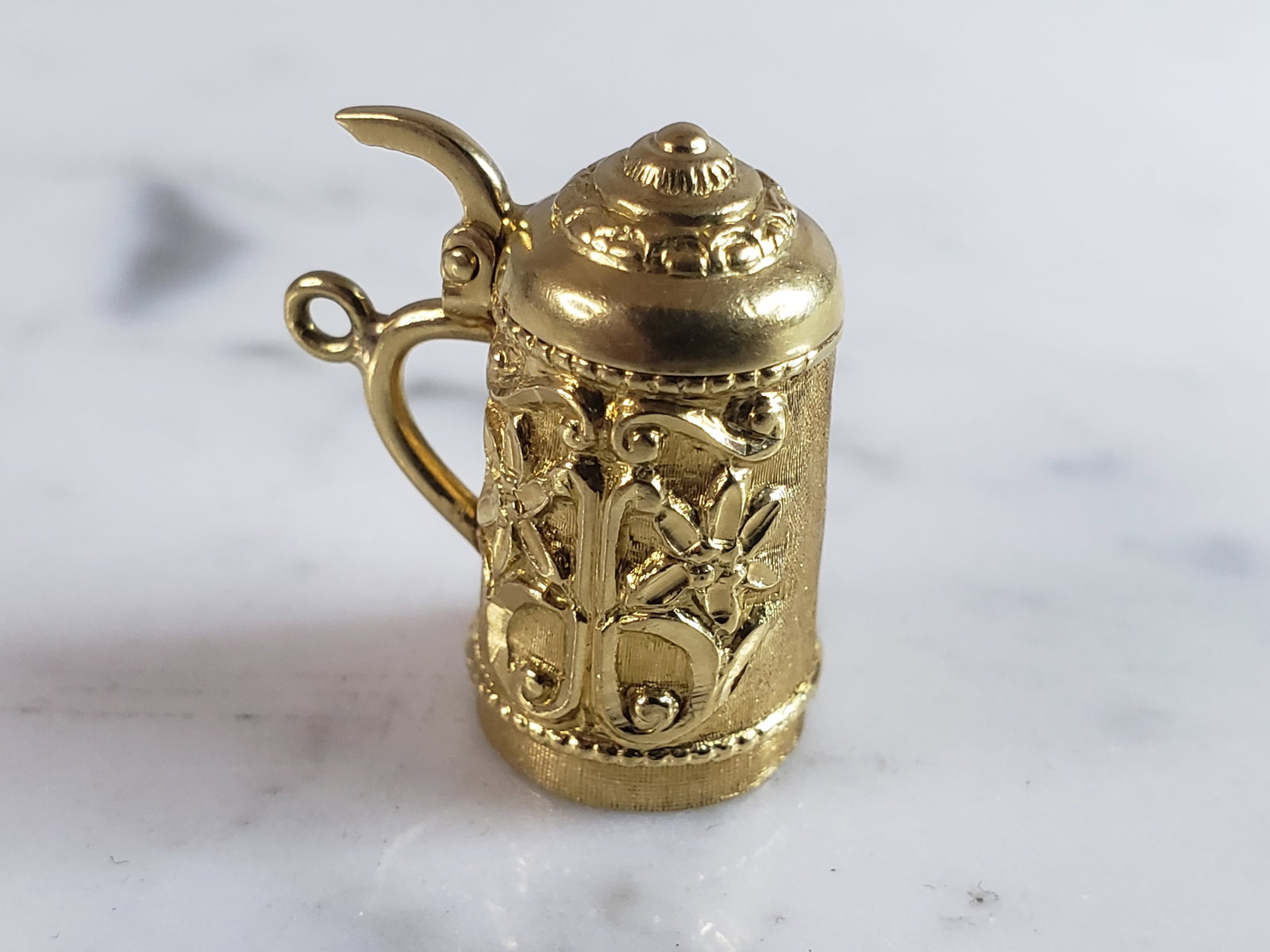 Womens Vintage Estate 14k Gold Beer Stein Pendant Charm Bracelet: A WOMENS VINTAGE ESTATE 14K YELLOW GOLD GERMAN BEER STEIN CHARM. CHARM WEIGHS 4.3g, AND MEASURES 1/2" WIDE BY 3/4" LONG. CHARM IS NOT MARKED BUT HAS BEEN TESTED AND IS GUARANTEED TO BE AS DESCRIBED. A