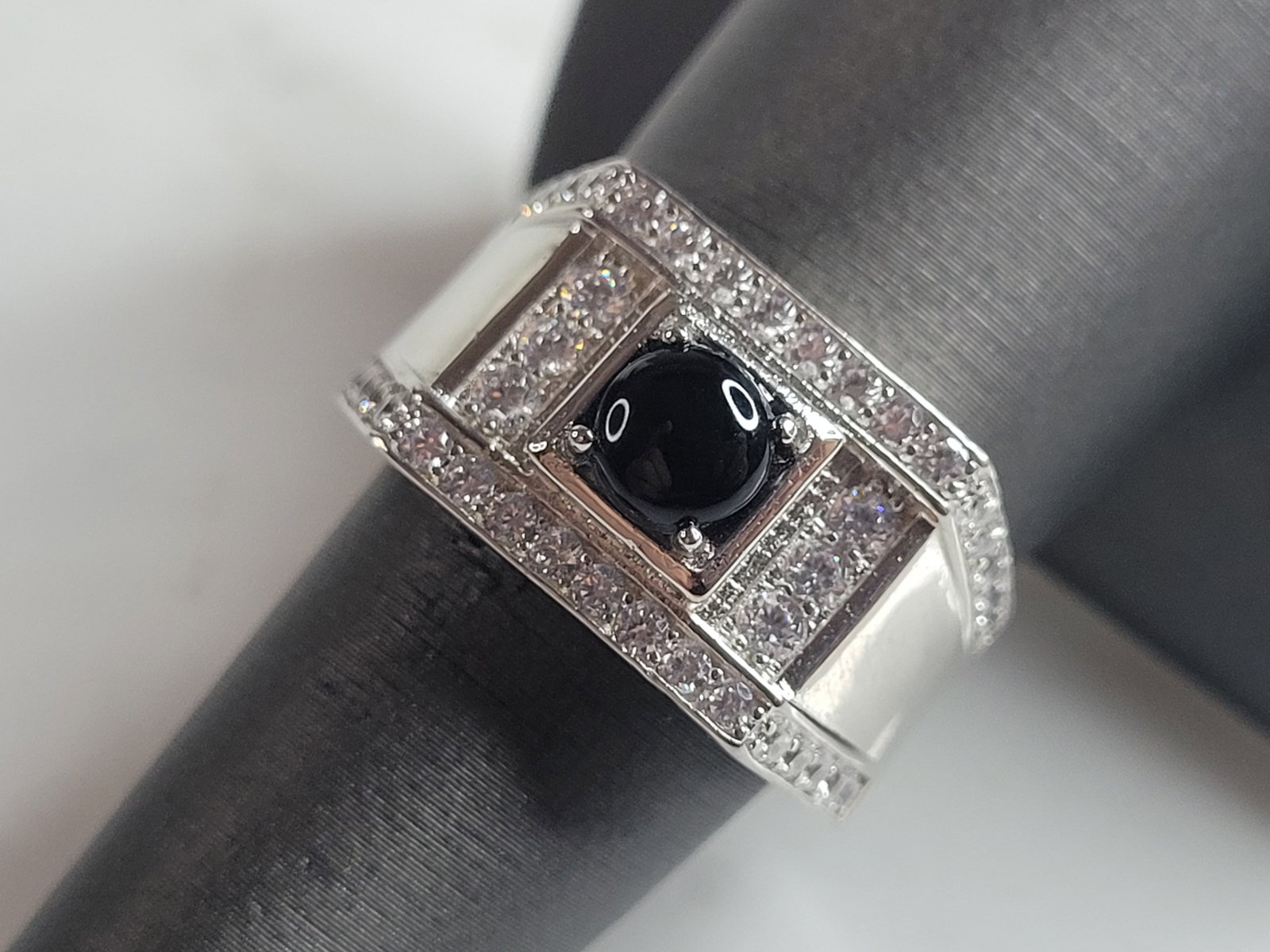 Mens Estate Sterling Silver Modernist Onyx Ring: A MENS ESTATE STERLING SILVER MODERNIST ONYX RING. THE RING WEIGHS 7.2g AND IS A SIZE 10.0. THE WIDTH IS ABOUT 1/2". THIS RING WOULD BE A WONDERFUL GIFT FOR THAT SPECIAL SOMEONE. ANY QUESTIONS PLEASE 