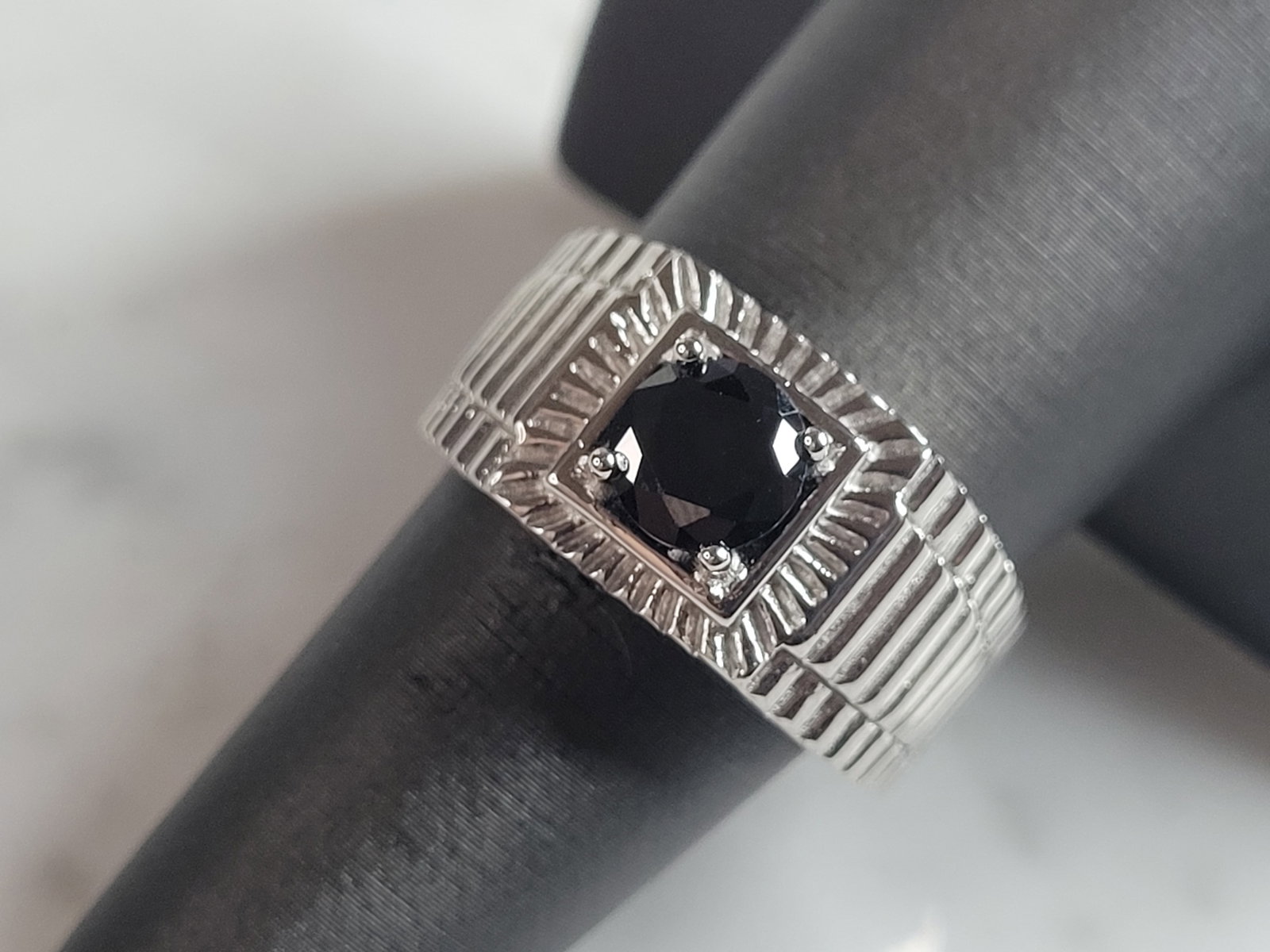 Mens Estate Sterling Silver Modernist Ring: A MENS ESTATE STERLING SILVER MODERNIST RING. THE RING IS A SIZE 9.0 AND WEIGHS 10.1g. STONE IS BLACK COLORED GLASS, MADE TO LOOK LIKE BLACK DIAMOND OR BLACK MOISSANITE. WIDTH OF THE RING IS ABOUT 7/1