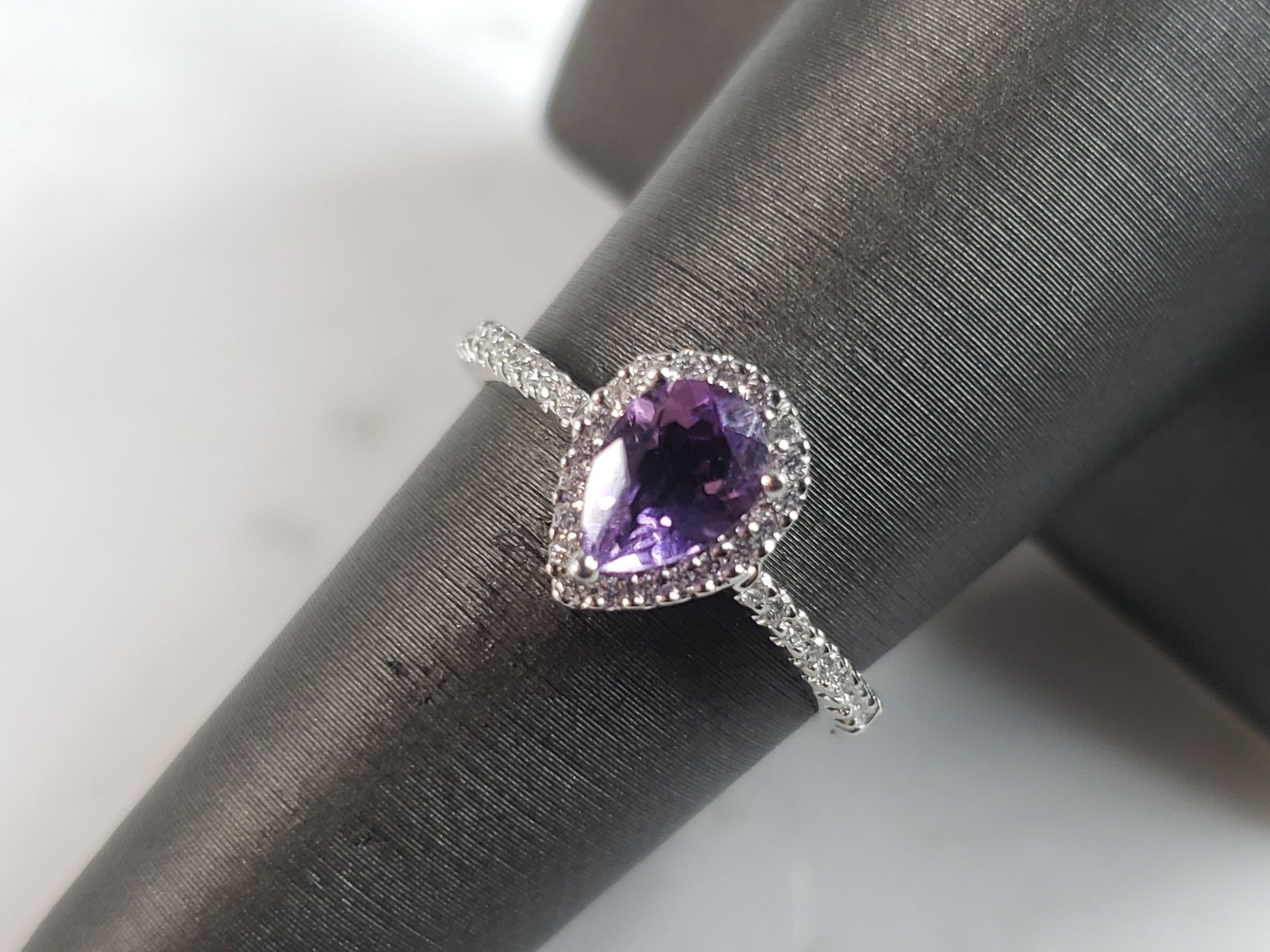 Womens Vintage Estate 14K White Gold Amethyst Diamond Ring: A WOMENS VINTAGE ESTATE 14K WHITE GOLD RING WITH AN AMETHYST STONE AND DIAMOND CHIPS. THE RING WEIGHS 3.5g. THE RING SIZE IS A 7.0. THERE ARE ABOUT 0.37cts OF DIAMONDS. THE WIDTH OF THE RING IS 3/8". 