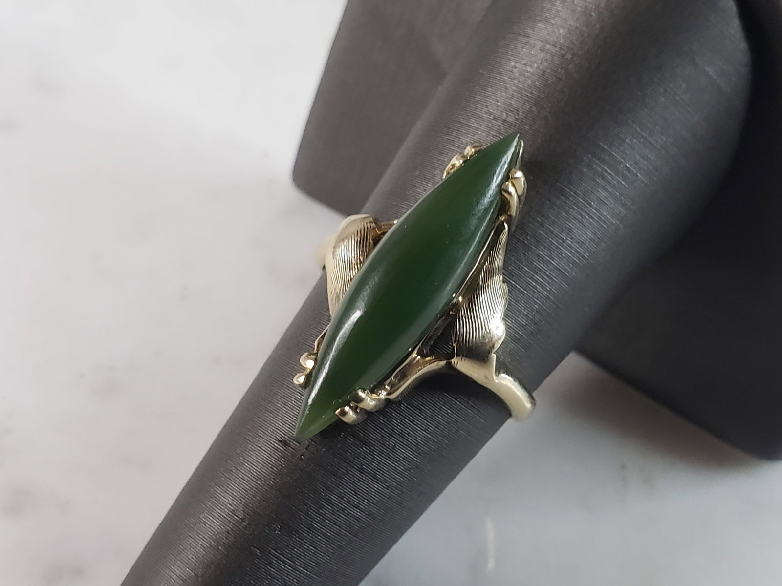 Womens Vintage Estate 10K Yellow Gold Serpentine Ring: A WOMENS VINTAGE 10K YELOW GOLD SERPENTINE RING. THE RING IS A SIZE 7.75, AND WEIGHS 5.1g. LENGTH OF THE RING IS 1". RING IS STAMPED "ROMANY, 10K". ANY OTHER QUESTIONS, PLEASE DON'T HESITATE TO ASK. B