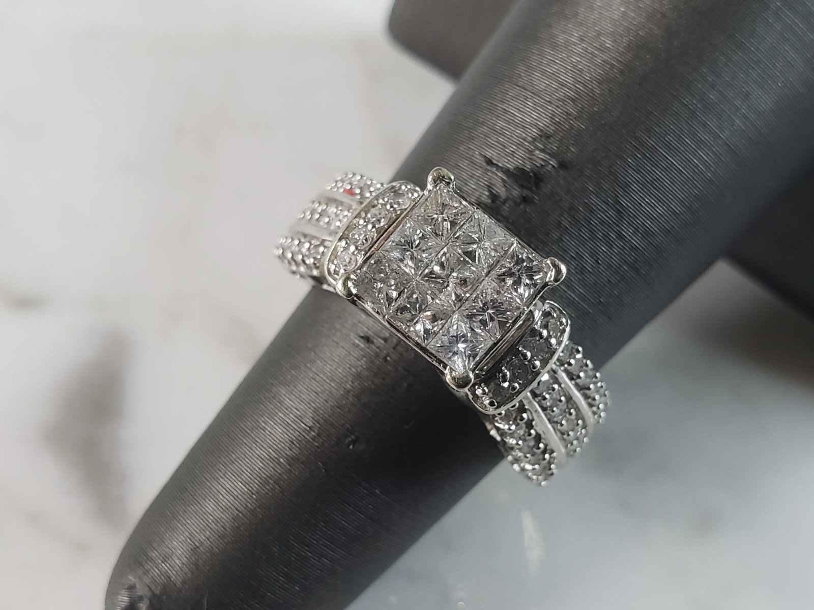 Womens Vintage Estate 10K White Gold Diamond Ring: A WOMENS VINTAGE ESTATE 10K WHITE GOLD DIAMOND RING. THE RING IS A SIZE 5.25, AND WEIGHS 5.4g. RING HAS ABOUT 1.27cts OF DIAMONDS. RING IS NOT MARKED BUT IT HAS BEEN TESTED AND IS GUARANTEED TO BE AS 