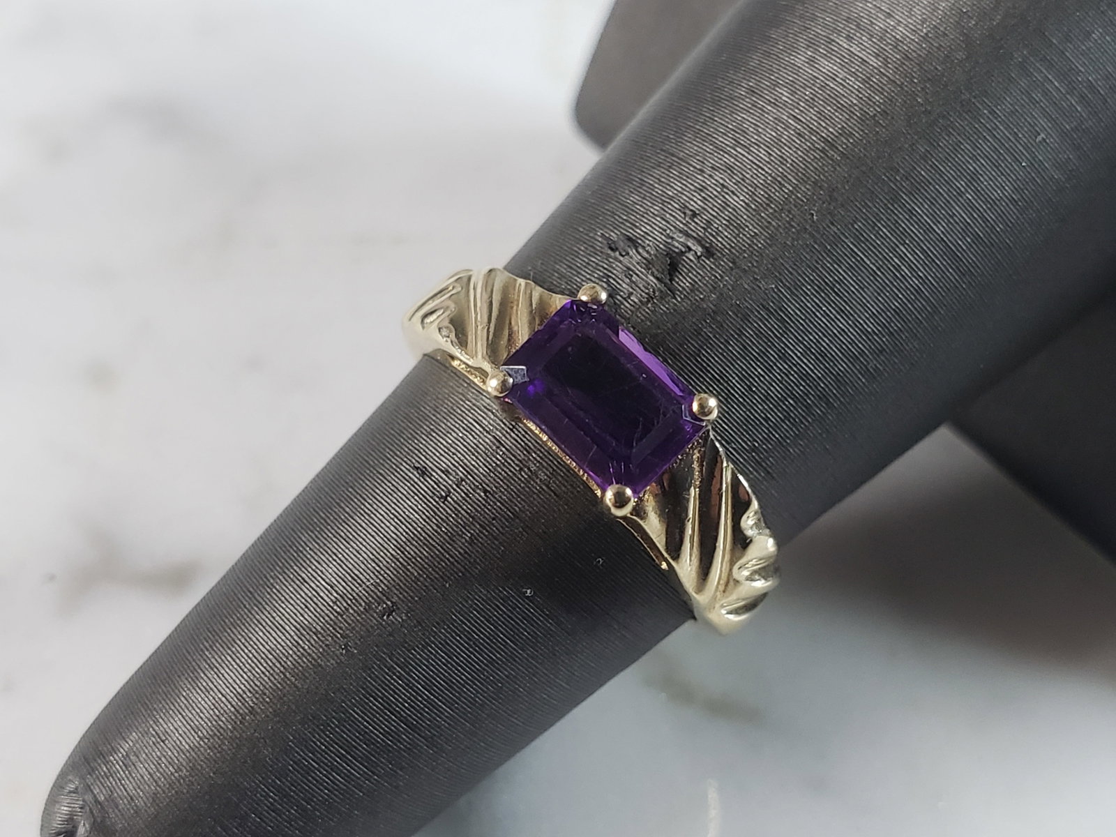 Womens Vintage Estate 10K Yellow Gold Amethyst Ring: A WOMENS VINTAGE ESTATE 10K YELLOW GOLD AMETHYST COLORED STONE RING. THE RING WEIGHS 2.8g, AND IS A SIZE 5.75. RING IS MARKED ON THE INSIDE OF THE BAND. ANY QUESTIONS, PLEASE DON'T HESITATE TO ASK. TH