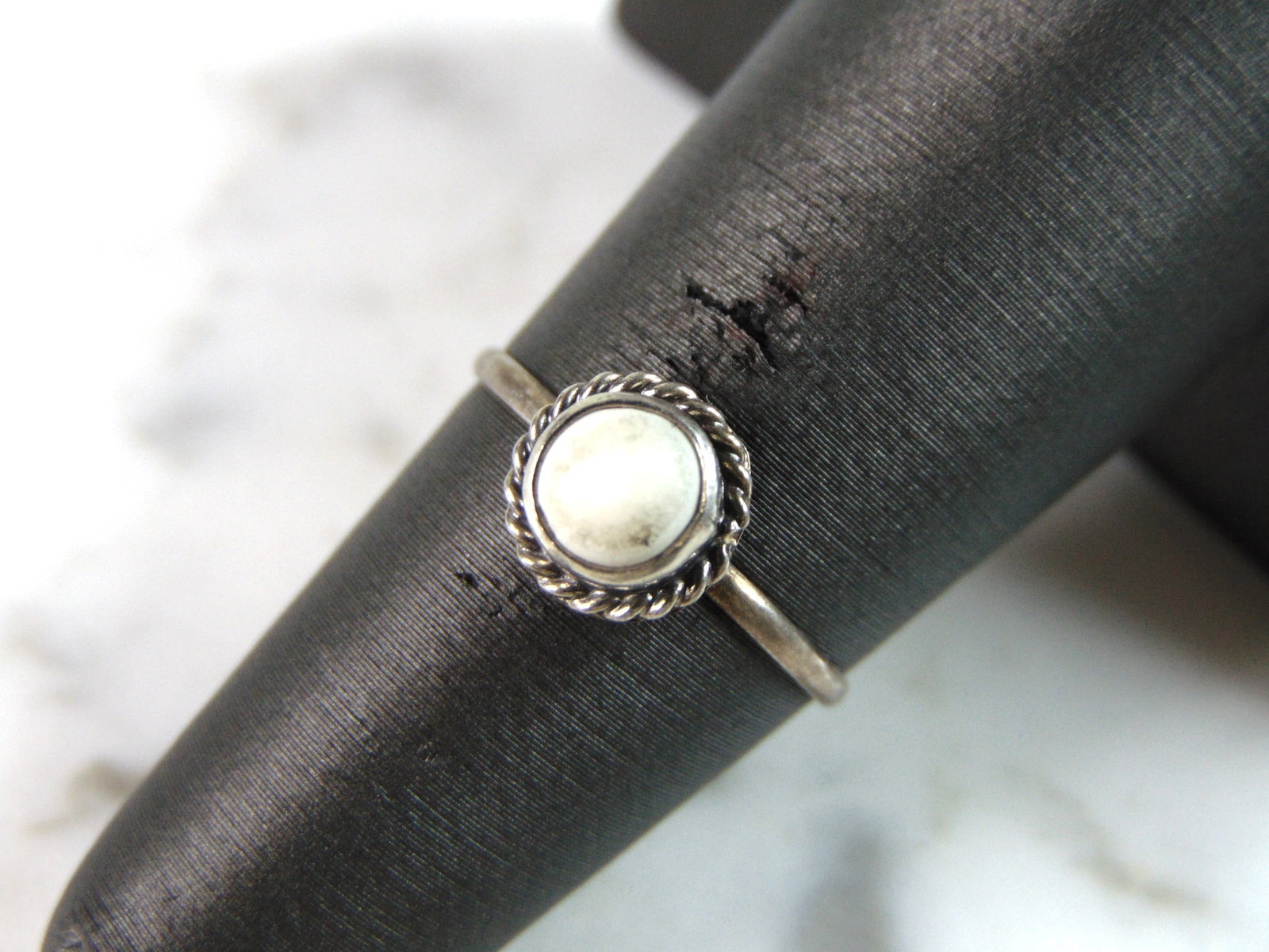 Womens Sterling Silver Modernist Ring: A LOVELY WOMENS STERLING SILVER MODERNIST RING. RING SIZE IS 6.0 AND WEIGHS 0.9g. THIS WOULD MAKE A NICE GIFT FOR THAT SOMEONE SPECIAL. ANY QUESTIONS PLEASE DO NOT HESITATE TO ASK. BE SURE TO CHECK OU