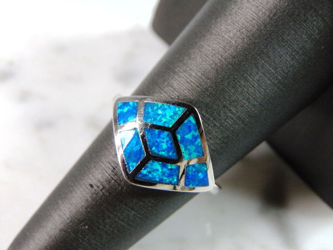 Womens Sterling Silver Modernist Opal Ring: A WOMENS STERLING SILVER MODERNIST OPAL RING. THE RING IS A SIZE 7.0 AND WEIGHS 4.6g. THE RING MAKES A BEAUTIFUL GIFT FOR THAT SOMEONE SPECIAL. ANY QUESTIONS, PLEASE ASK. BE SURE TO CHECK OUT SOME OF 