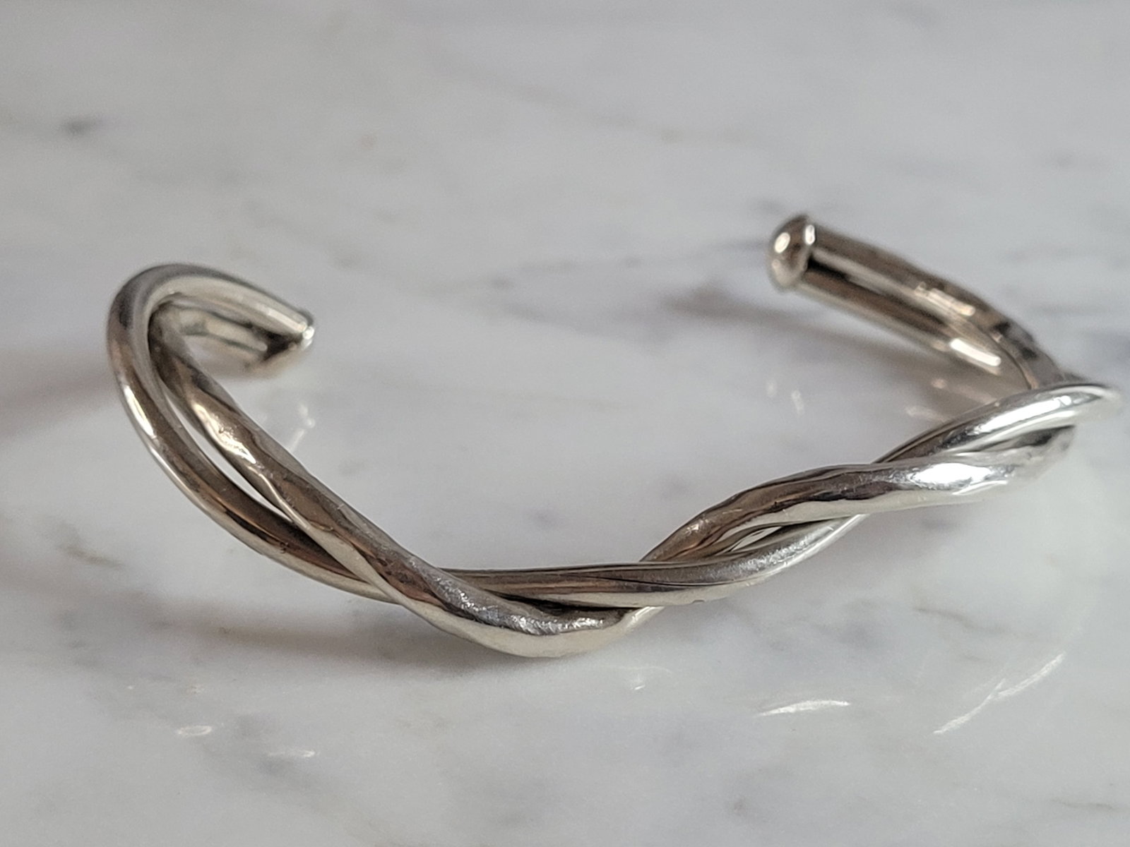 Womens Vintage Estate Sterling Silver Modernist Cuff Bracelet: A WONDERFUL WOMENS VINTAGE ESTATE STERLING SILVER MODERNIST CUFF BRACELET. THE BRACELET WEIGHS 13.6g AND IS ABOUT 3/16" WIDE. THE CIRCUMFERENCE WITH THE GAP IS 6 3/4". ANY QUESTIONS PLEASE DO NOT HESI