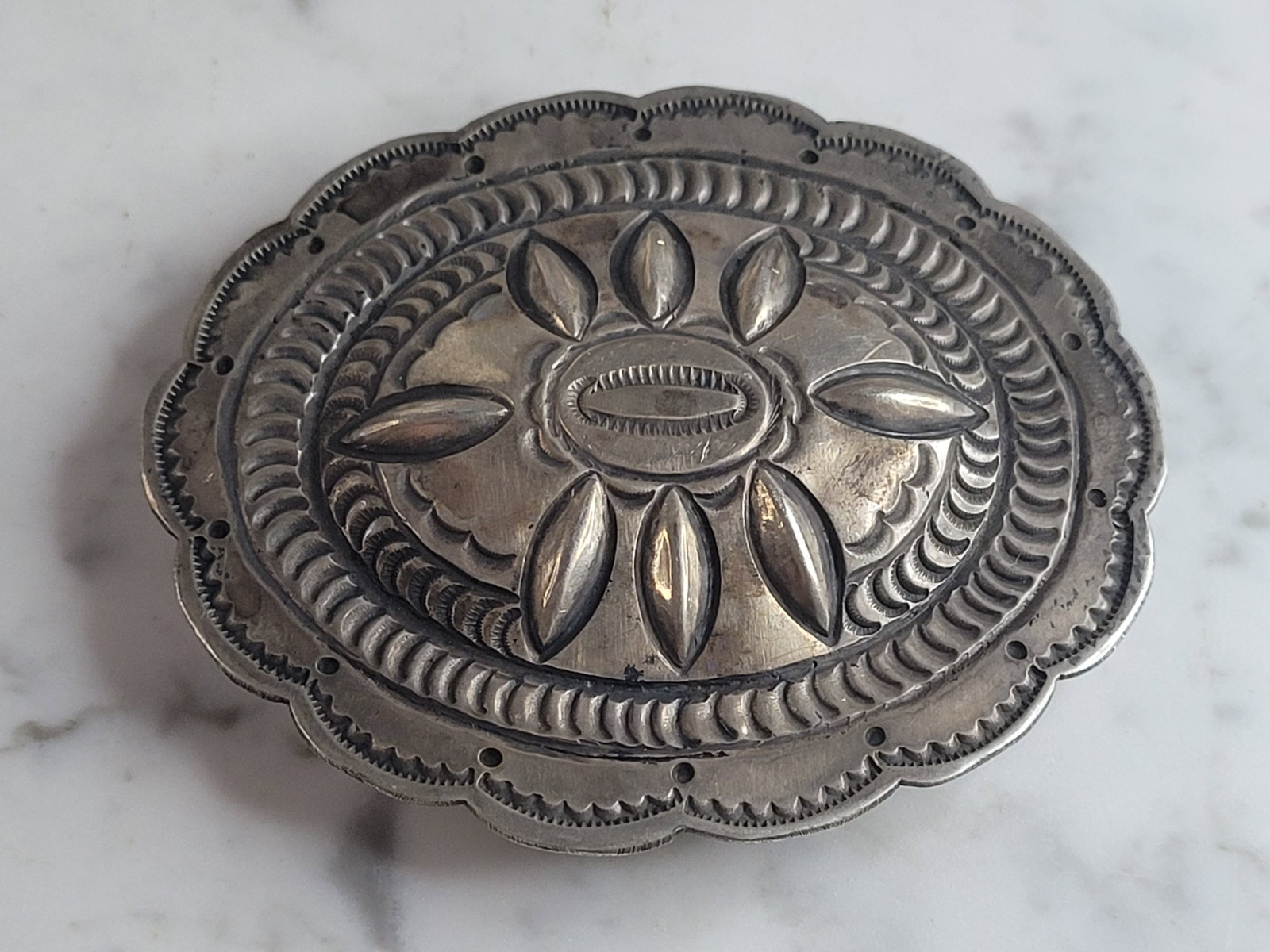 Vintage Estate Sterling Silver Southwestern Belt Buckle: FOR SALE IS THIS VINTAGE ESTATE STERLING SILVER SOUTHWESTERN BELT BUCKLE. THE BUCKLE WEIGHS 58.5g AND MEASURES 3 3/8" BY 2 7/8". MAKES A GREAT GIFT FOR THAT SPECIAL SOMEONE. IF ANY QUESTIONS, PLEASE A