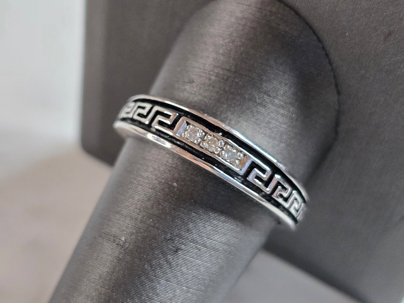 Mens Vintage Estate 14K White Gold Diamond Greek Key Ring: A MENS VINTAGE ESTATE 14K WHITE GOLD DIAMOND GREEK KEY RING. THE RING IS A SIZE 11.0, AND WEIGHS 4.9g. THE WIDTH OF THE RING IS 3/16". THERE ARE 3 SMALL DIAMONDS IN THIS RING. DIAMONDS HAVE A BEAUTIFU