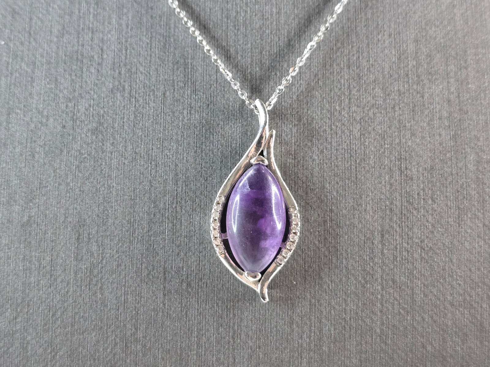 Womens Estate Sterling Silver Amethyst Pendant Necklace: A WOMENS ESTATE STERLING SILVER AMETHYST PENDANT WITH NECKLACE . THE PENDANT MEASURES 1 1/8" LONG BY 1/2" WIDE. THE NECKLACE MEASURES 18" LONG AND IS ADJUSTABLE TO 16" LONG. TOGETHER THEY WEIGH 5.2g. 