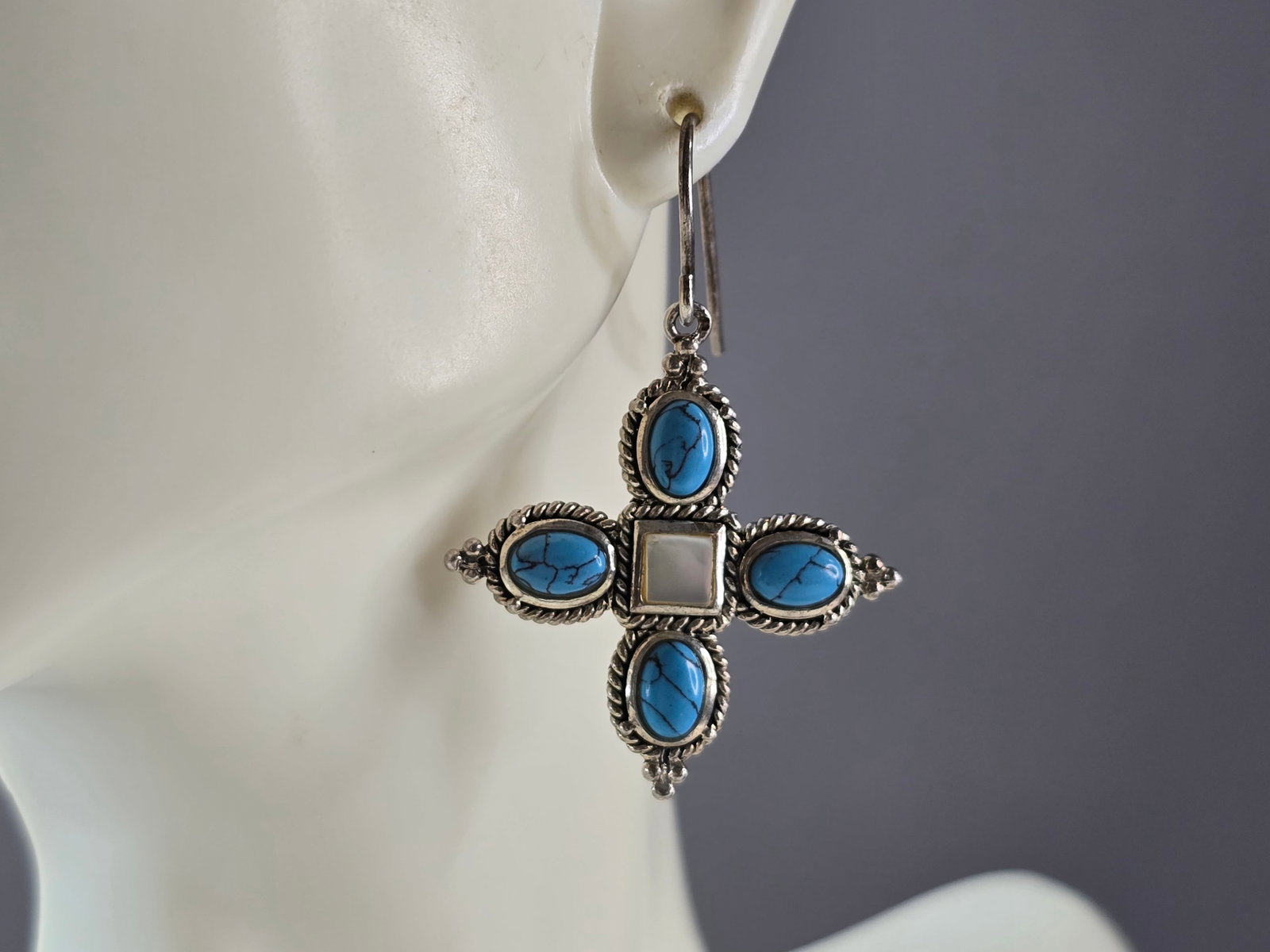 Womens Estate Sterling Silver Southwestern Turquoise Earrings: A WOMENS VINTAGE ESTATE STERLING SILVER SOUTHWESTERN TURQUOISE EARRINGS. EARRINGS WEIGHS 6.7g AND MEASURE 1 1/2" BY 1 1/8". THIS WOULD MAKE A NICE GIFT FOR THAT SOMEONE SPECIAL. ANY QUESTIONS PLEASE D
