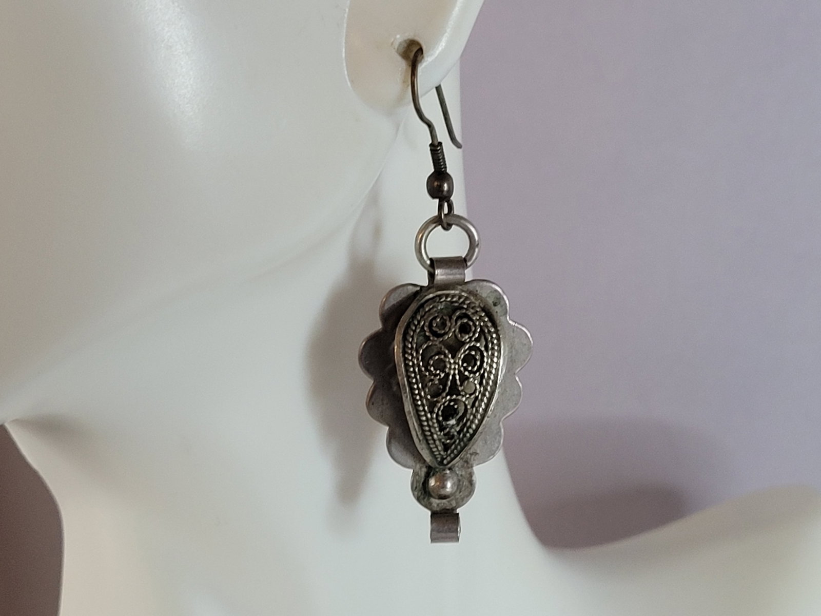 Womens Vintage Estate Sterling Silver Modernist Earrings: A PAIR OF WOMENS STERLING SILVER MODERNIST EARRINGS. EARRINGS WEIGH 5.3g AND MEASURES 1 5/8" LONG BY 3/4" WIDE. EARRINGS ARE NOT MARKED BUT IT HAVE BEEN TESTED AND ARE GUARANTEED TO BE AS DESCRIBED. A