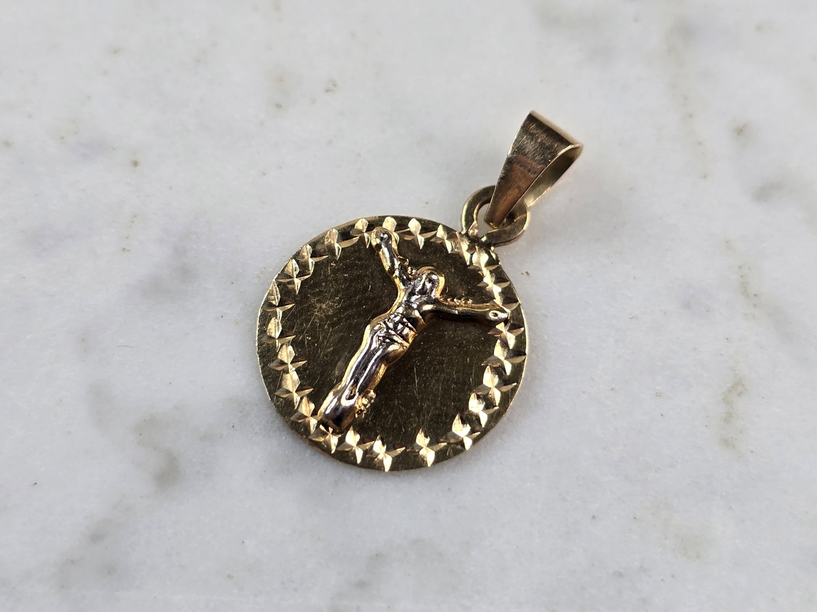 Vintage Estate 14K Yellow Gold Religious Jesus Cross Pendant: A VINTAGE ESTATE 14K YELLOW & WHITE GOLD RELIGIOUS JESUS PENDANT. THE PENDANT WEIGHS 1.0g AND MEASURES 7/8" LONG BY 5/8" WIDE. PIECE IS MARKED 14K ON THE BALE. MAKES A GREAT GIFT FOR THAT SOMEONE SPEC